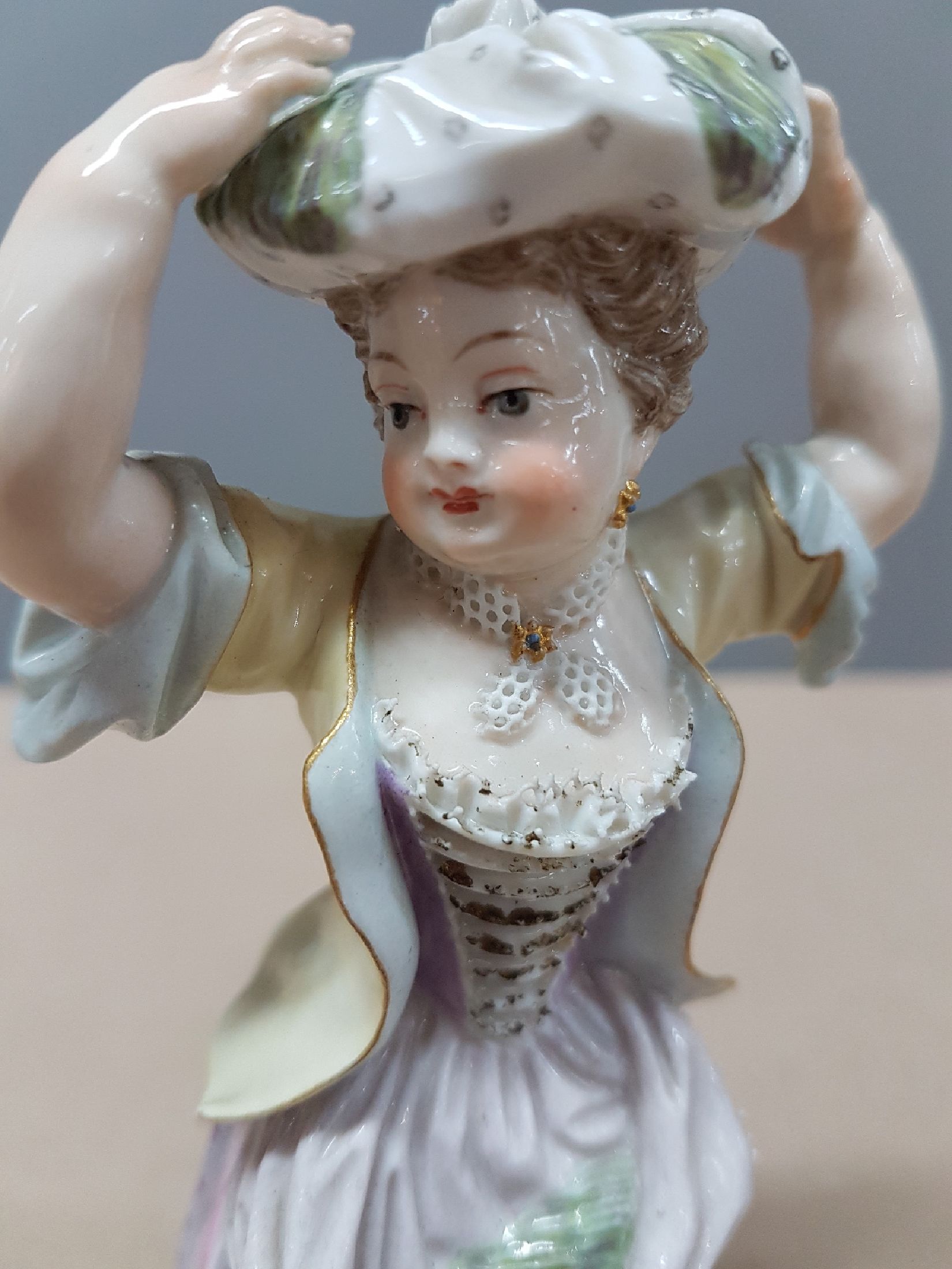 Detail f: Porzellanfigur, Meissen, um 1880/90, Marketenderin, polychrome Bemalung, aufwendige Kleidung mit feinen Spitzen, Goldstaffage, min. an den Spitzen ...