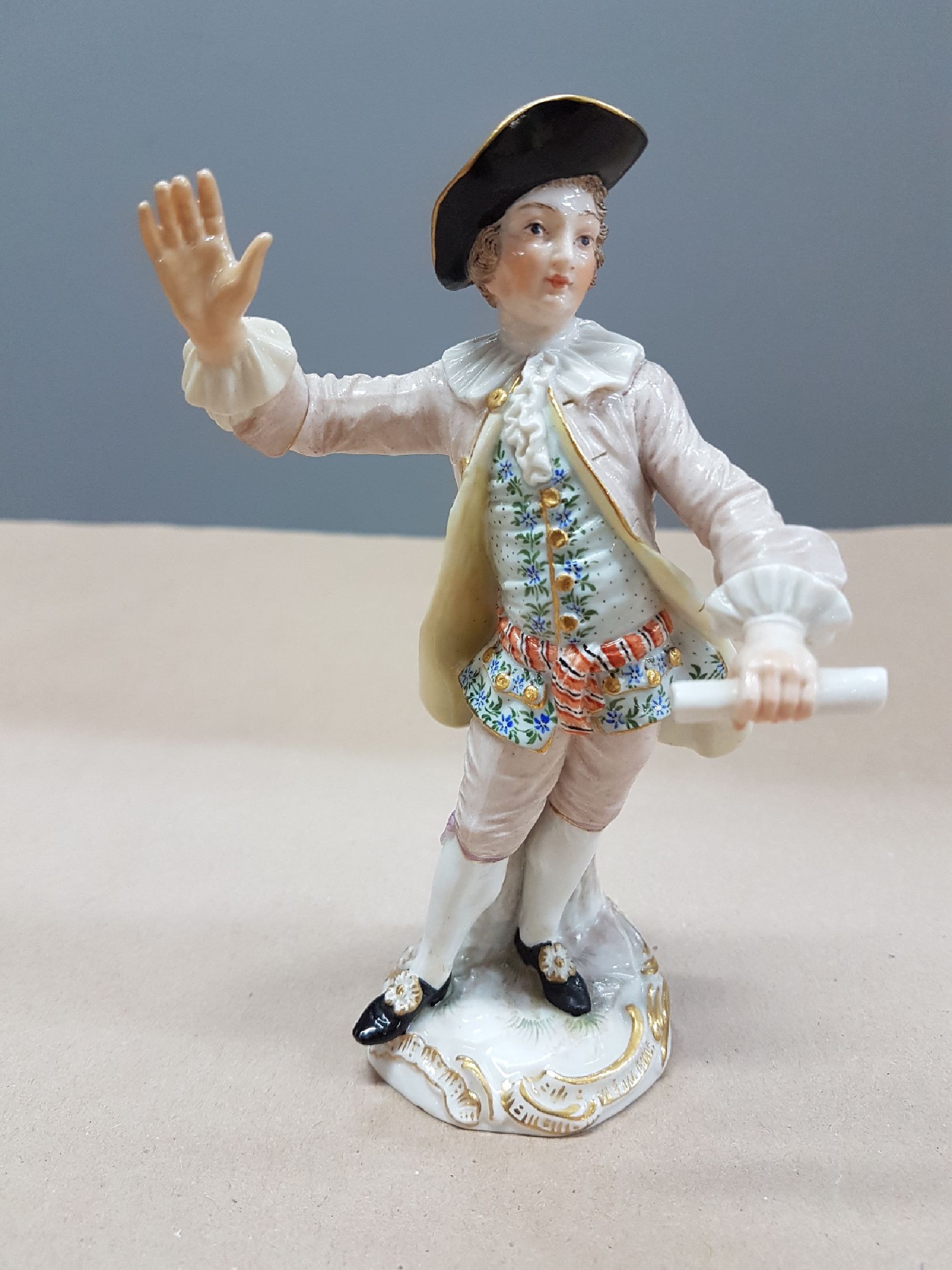 Detail a: Porzellanfigur, Meissen, um 1880/90, Knaufschwerter, Dirigent, feine polychrome Bemalung, Goldstaffage, restauriert, H. ca. 14.5 cm