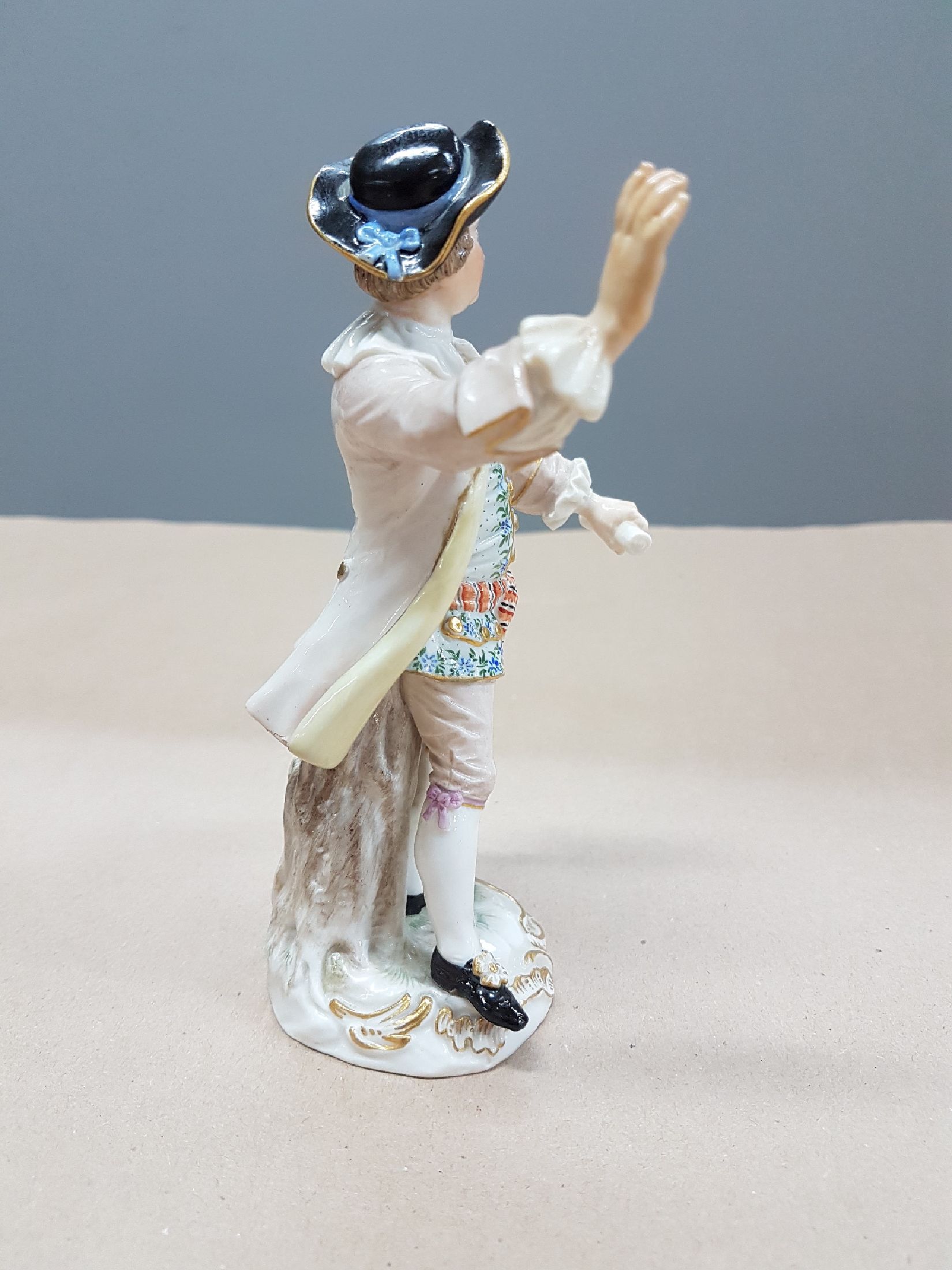 Detail b: Porzellanfigur, Meissen, um 1880/90, Knaufschwerter, Dirigent, feine polychrome Bemalung, Goldstaffage, restauriert, H. ca. 14.5 cm