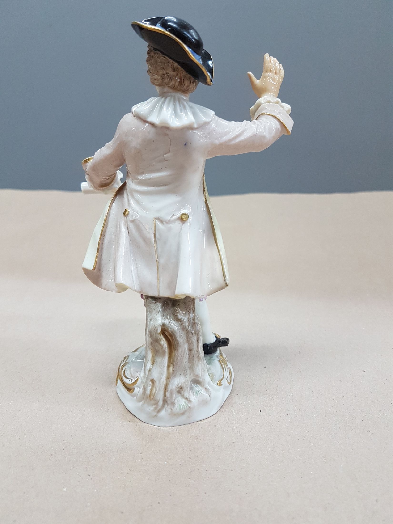Detail c: Porzellanfigur, Meissen, um 1880/90, Knaufschwerter, Dirigent, feine polychrome Bemalung, Goldstaffage, restauriert, H. ca. 14.5 cm