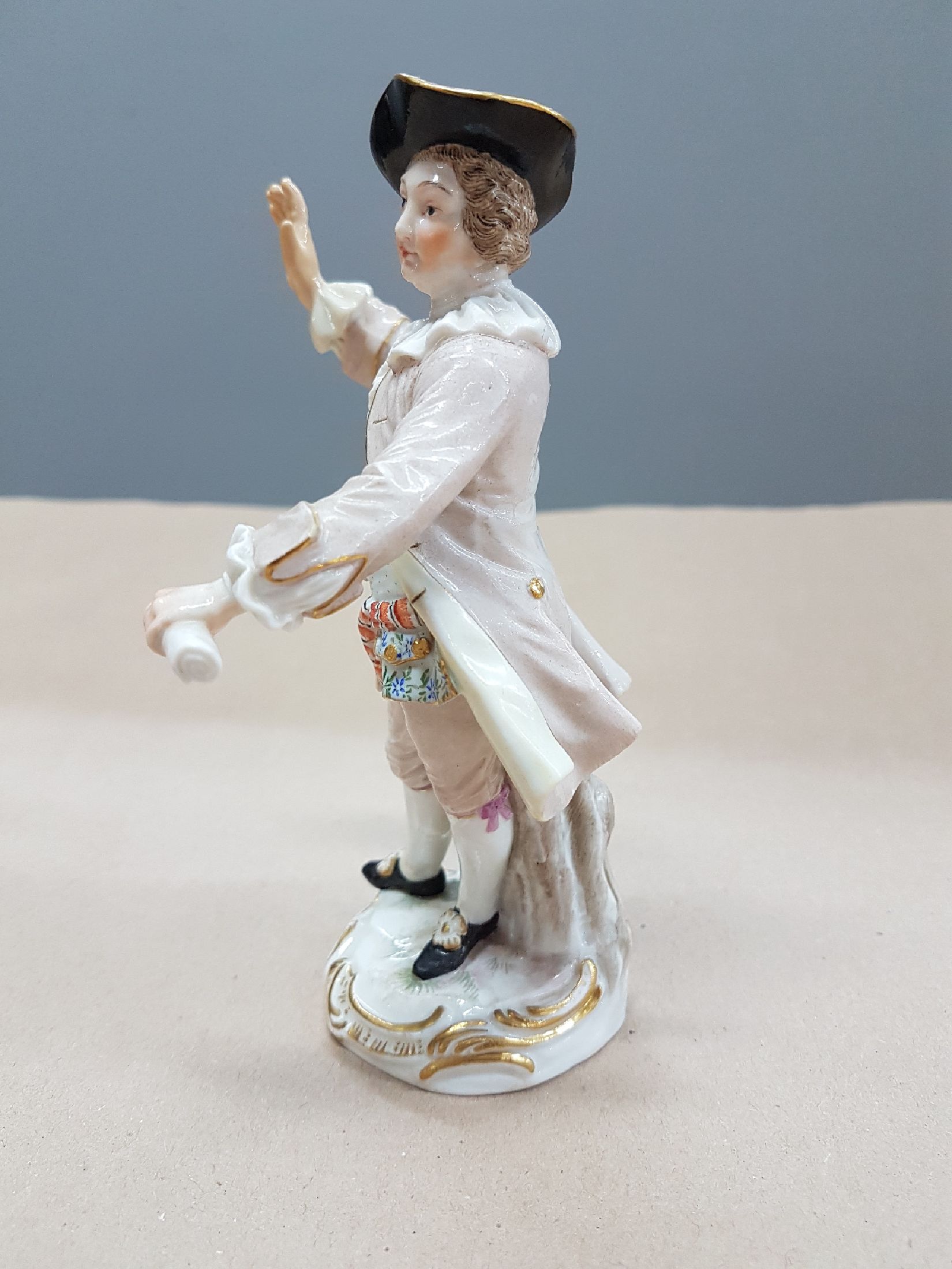 Detail d: Porzellanfigur, Meissen, um 1880/90, Knaufschwerter, Dirigent, feine polychrome Bemalung, Goldstaffage, restauriert, H. ca. 14.5 cm
