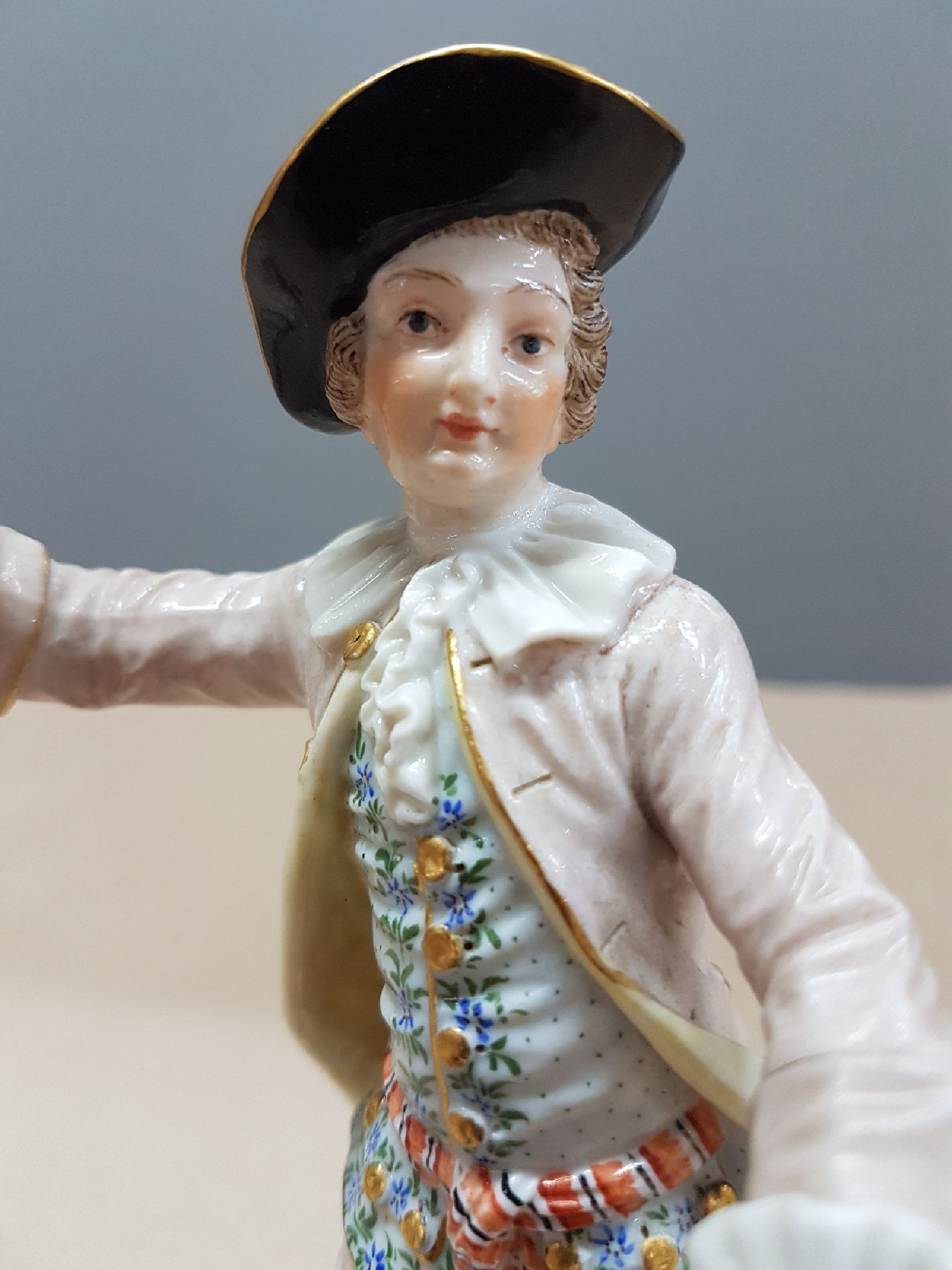 Detail e: Porzellanfigur, Meissen, um 1880/90, Knaufschwerter, Dirigent, feine polychrome Bemalung, Goldstaffage, restauriert, H. ca. 14.5 cm