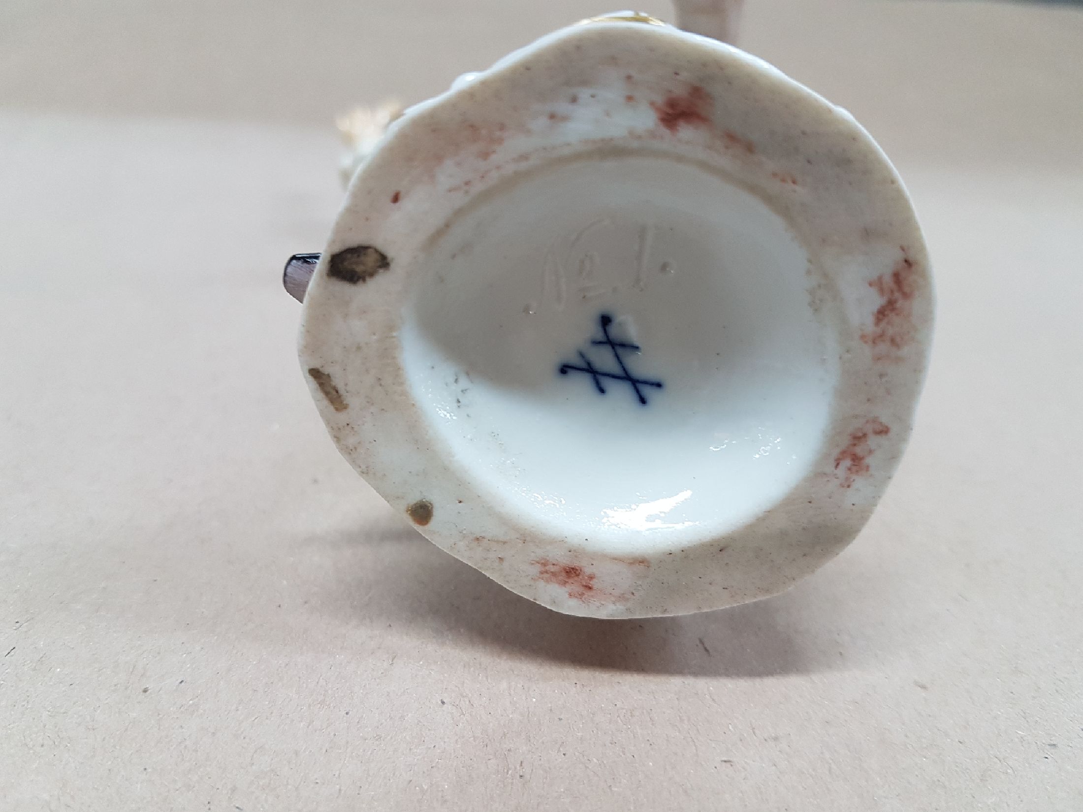 Detail f: Porzellanfigur, Meissen, um 1880/90, Knaufschwerter, Dirigent, feine polychrome Bemalung, Goldstaffage, restauriert, H. ca. 14.5 cm