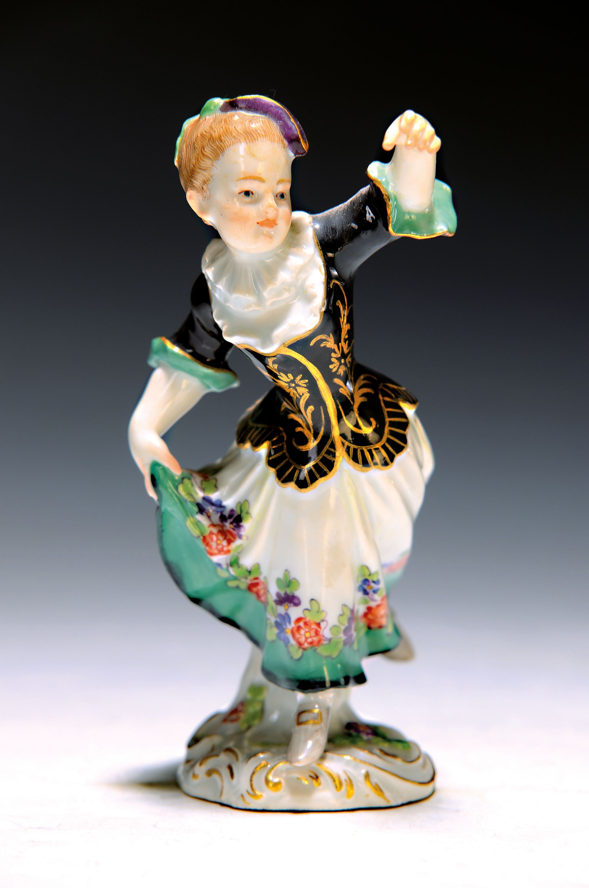 Porzellanfigur, Meissen, 30er Jahre, Tänzerin, Modellnr. 11b, polychrom bemalt, Goldstaffage, H. ca. 12 cm
