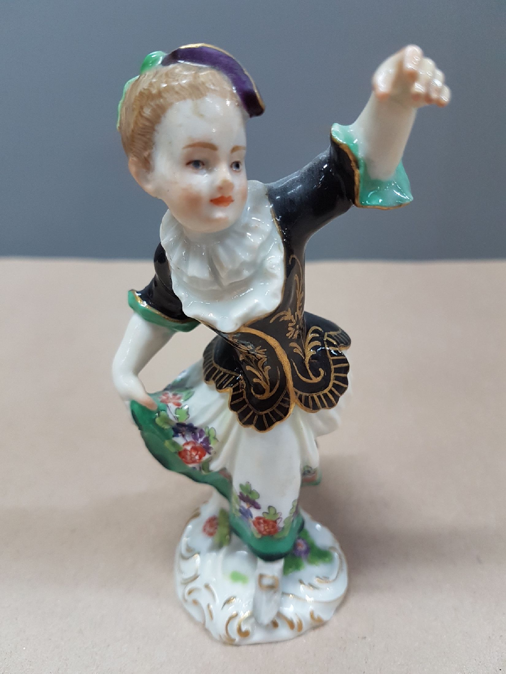 Detail a: Porzellanfigur, Meissen, 30er Jahre, Tänzerin, Modellnr. 11b, polychrom bemalt, Goldstaffage, H. ca. 12 cm