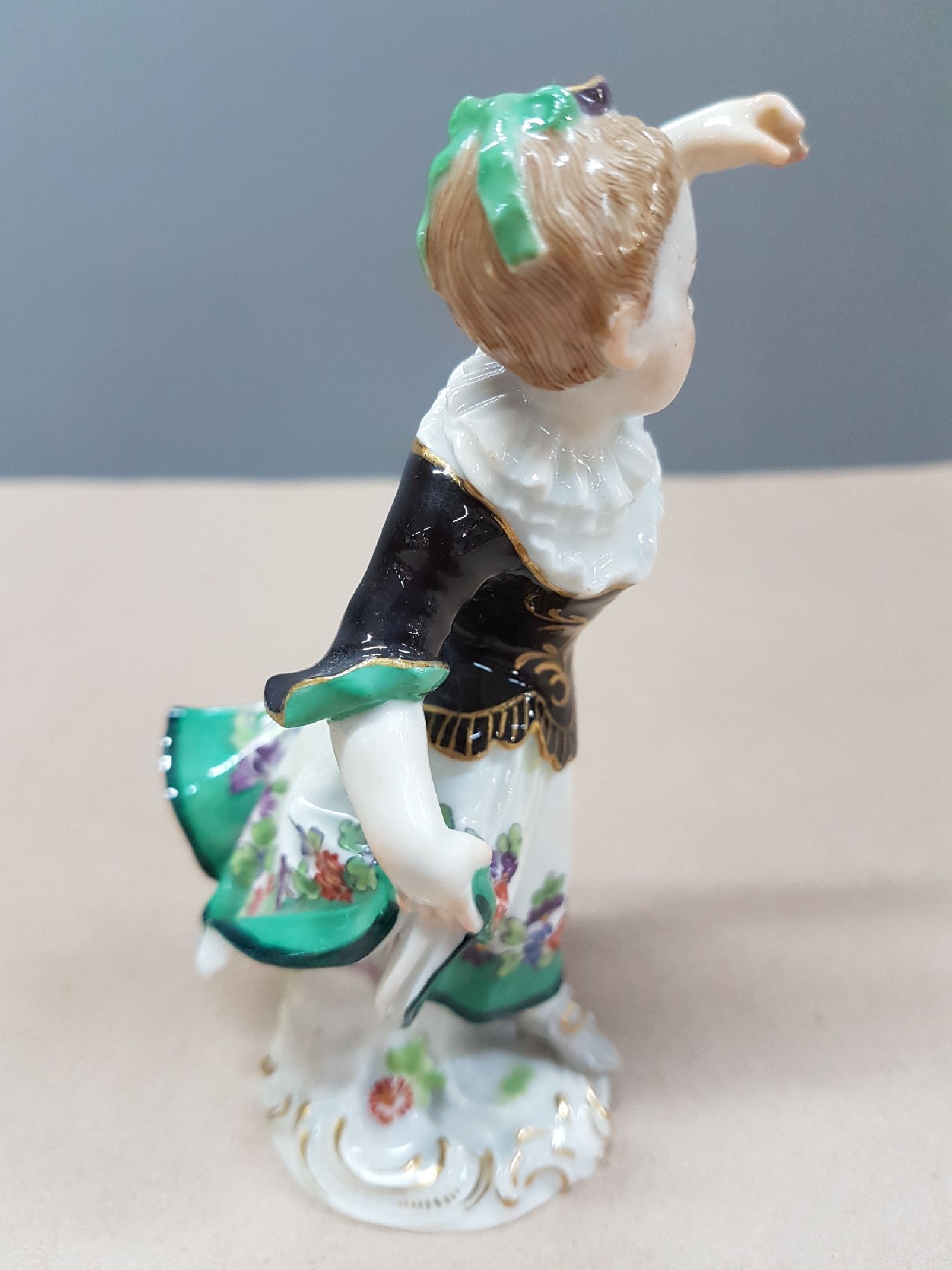Detail b: Porzellanfigur, Meissen, 30er Jahre, Tänzerin, Modellnr. 11b, polychrom bemalt, Goldstaffage, H. ca. 12 cm