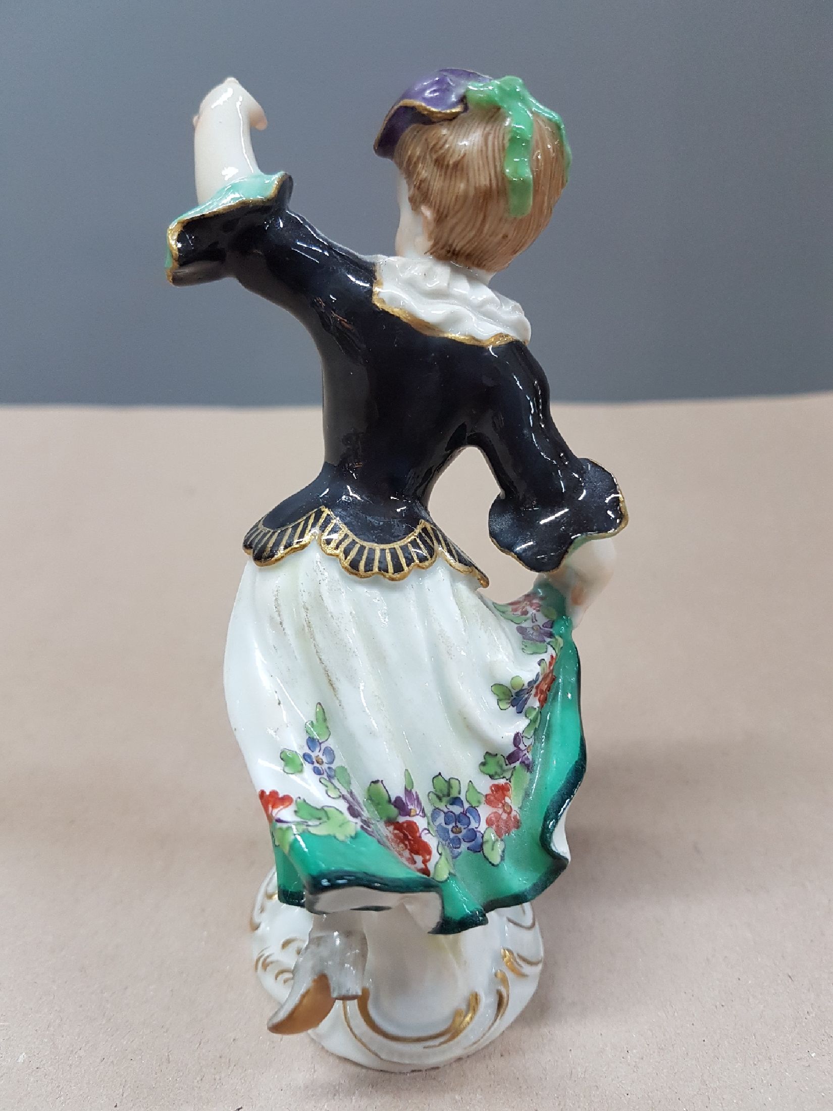 Detail c: Porzellanfigur, Meissen, 30er Jahre, Tänzerin, Modellnr. 11b, polychrom bemalt, Goldstaffage, H. ca. 12 cm