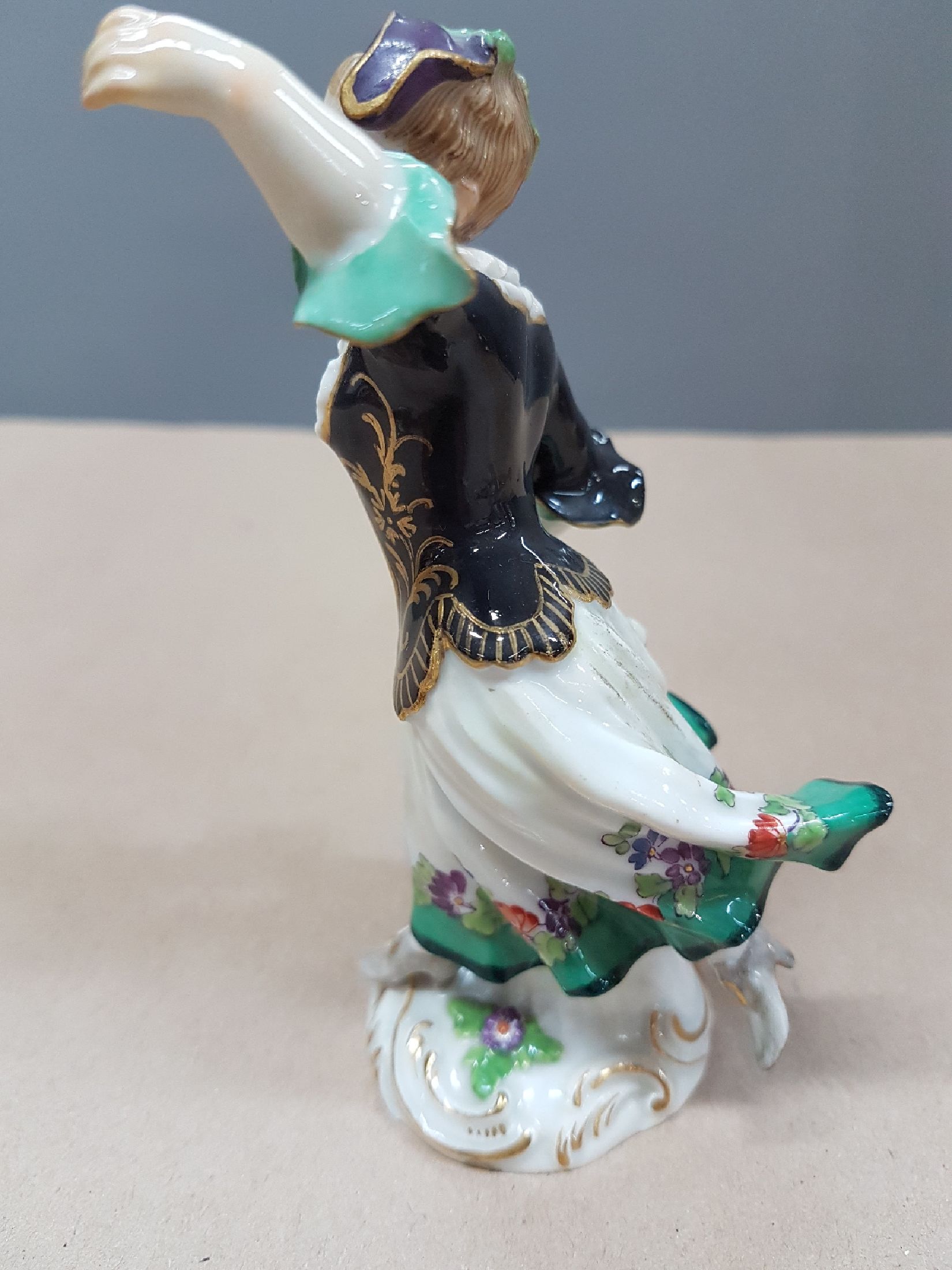 Detail d: Porzellanfigur, Meissen, 30er Jahre, Tänzerin, Modellnr. 11b, polychrom bemalt, Goldstaffage, H. ca. 12 cm