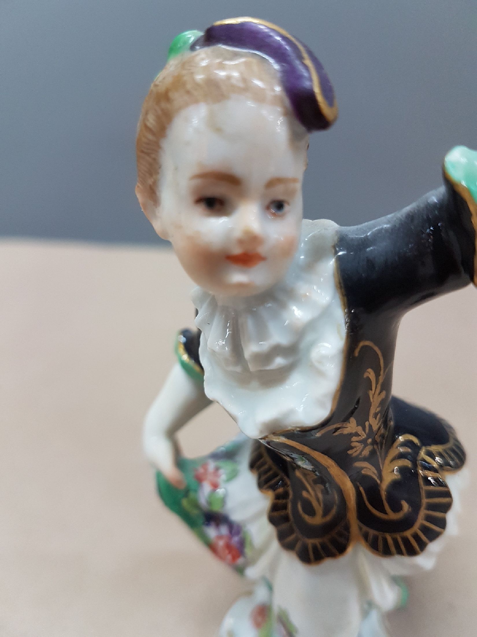 Detail e: Porzellanfigur, Meissen, 30er Jahre, Tänzerin, Modellnr. 11b, polychrom bemalt, Goldstaffage, H. ca. 12 cm