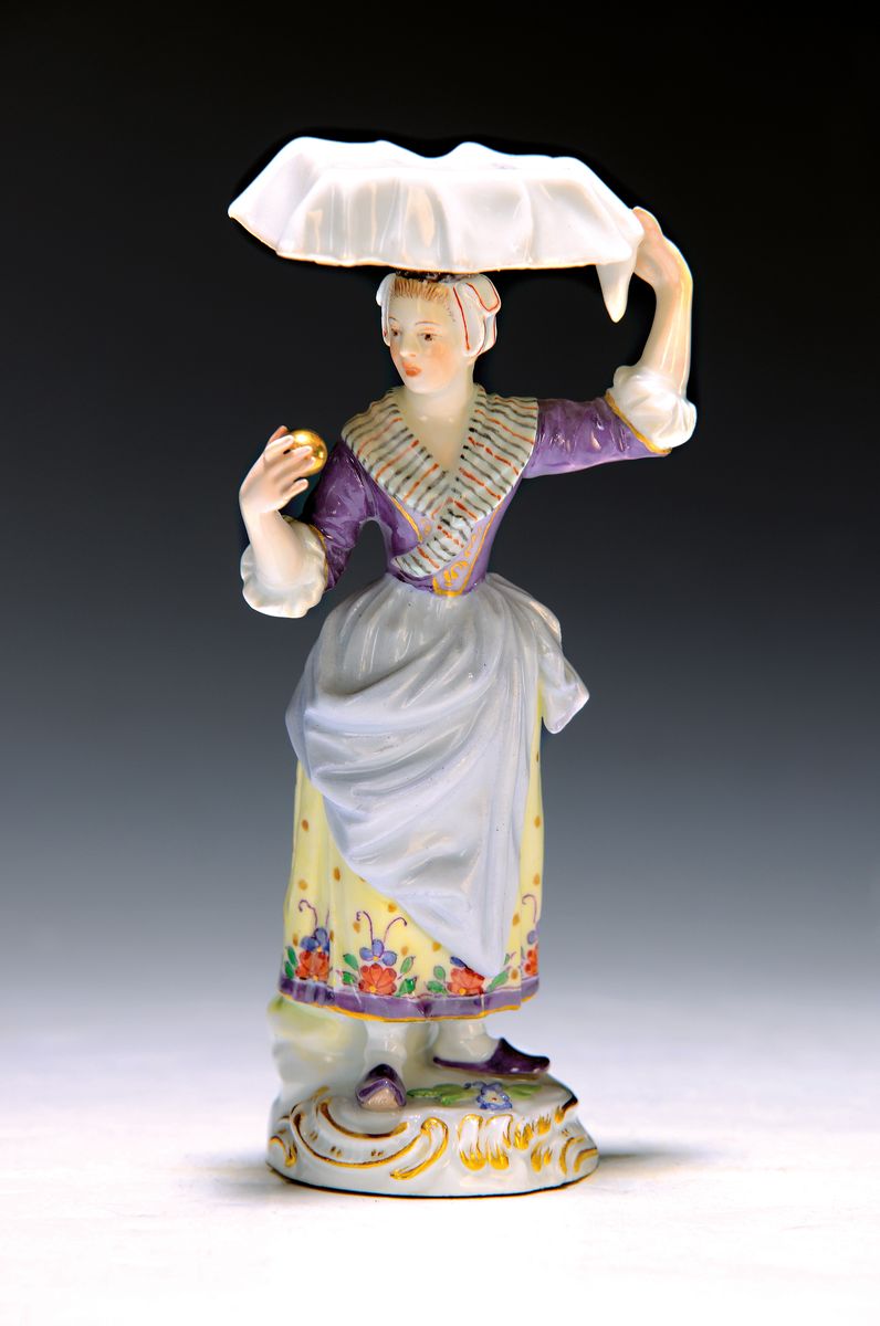 Porzellanfigur, Meissen, Crie de Paris, vor 1924, feine polychrome Bemalung, Modellnr. 12., Goldstaffage, fachgerecht l. rest., H. ca. 14.5 cm