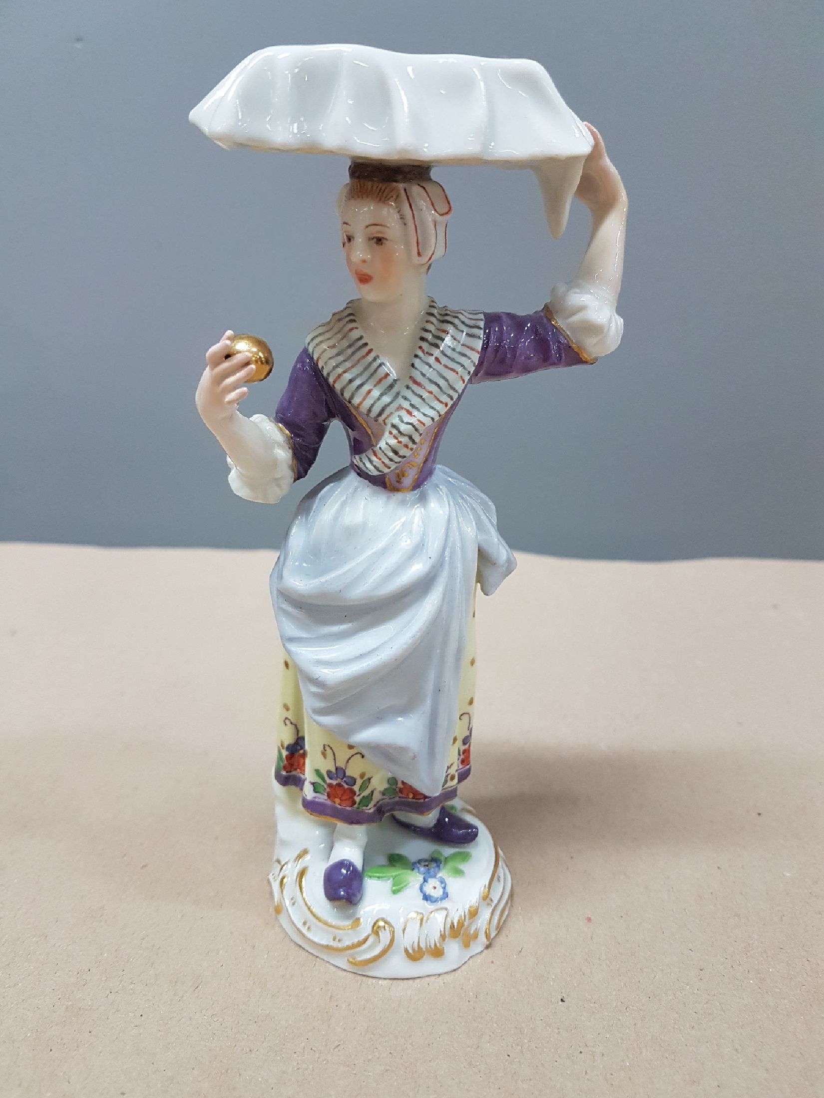 Detail a: Porzellanfigur, Meissen, Crie de Paris, vor 1924, feine polychrome Bemalung, Modellnr. 12., Goldstaffage, fachgerecht l. rest., H. ca. 14.5 cm