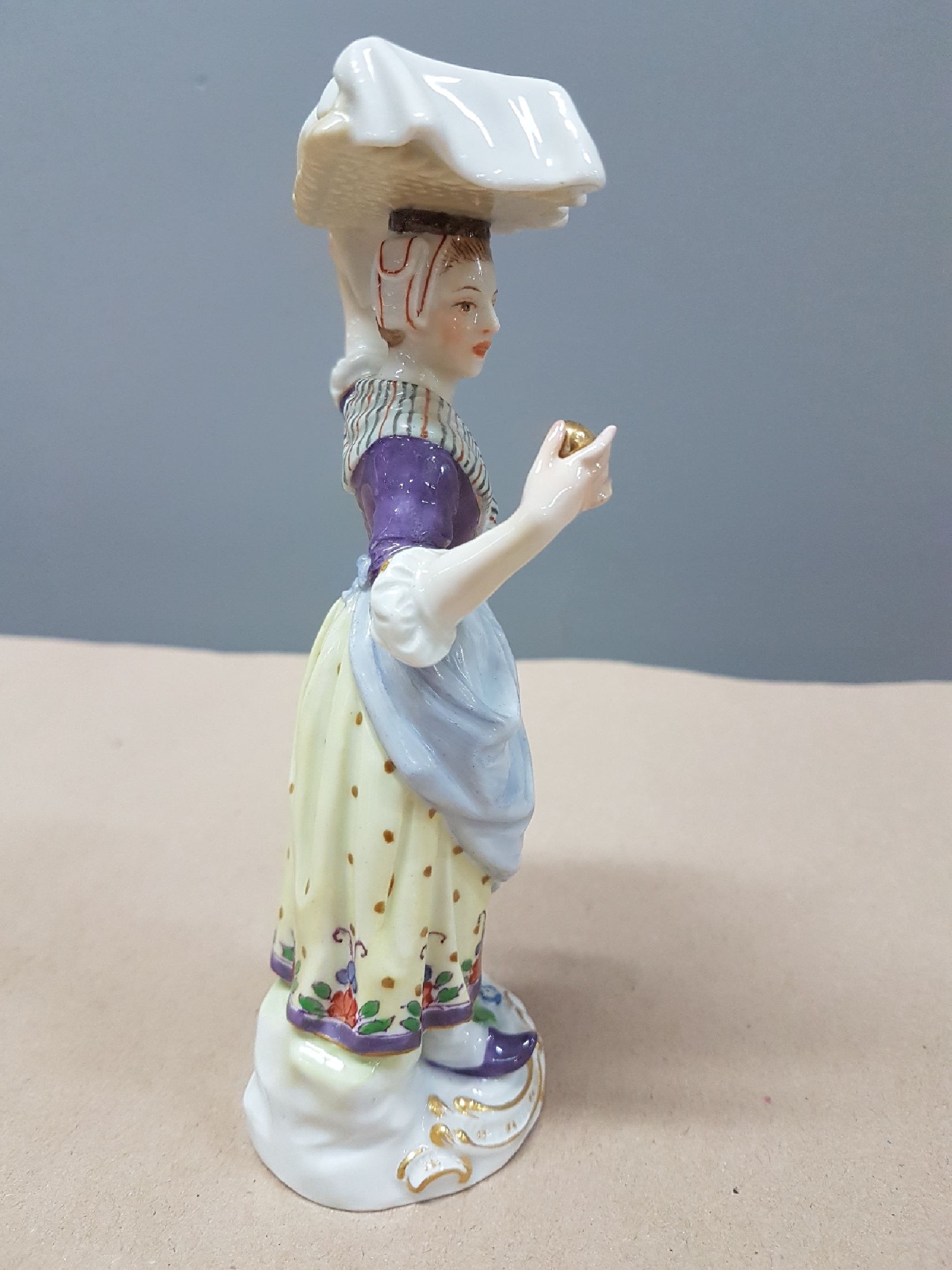 Detail b: Porzellanfigur, Meissen, Crie de Paris, vor 1924, feine polychrome Bemalung, Modellnr. 12., Goldstaffage, fachgerecht l. rest., H. ca. 14.5 cm