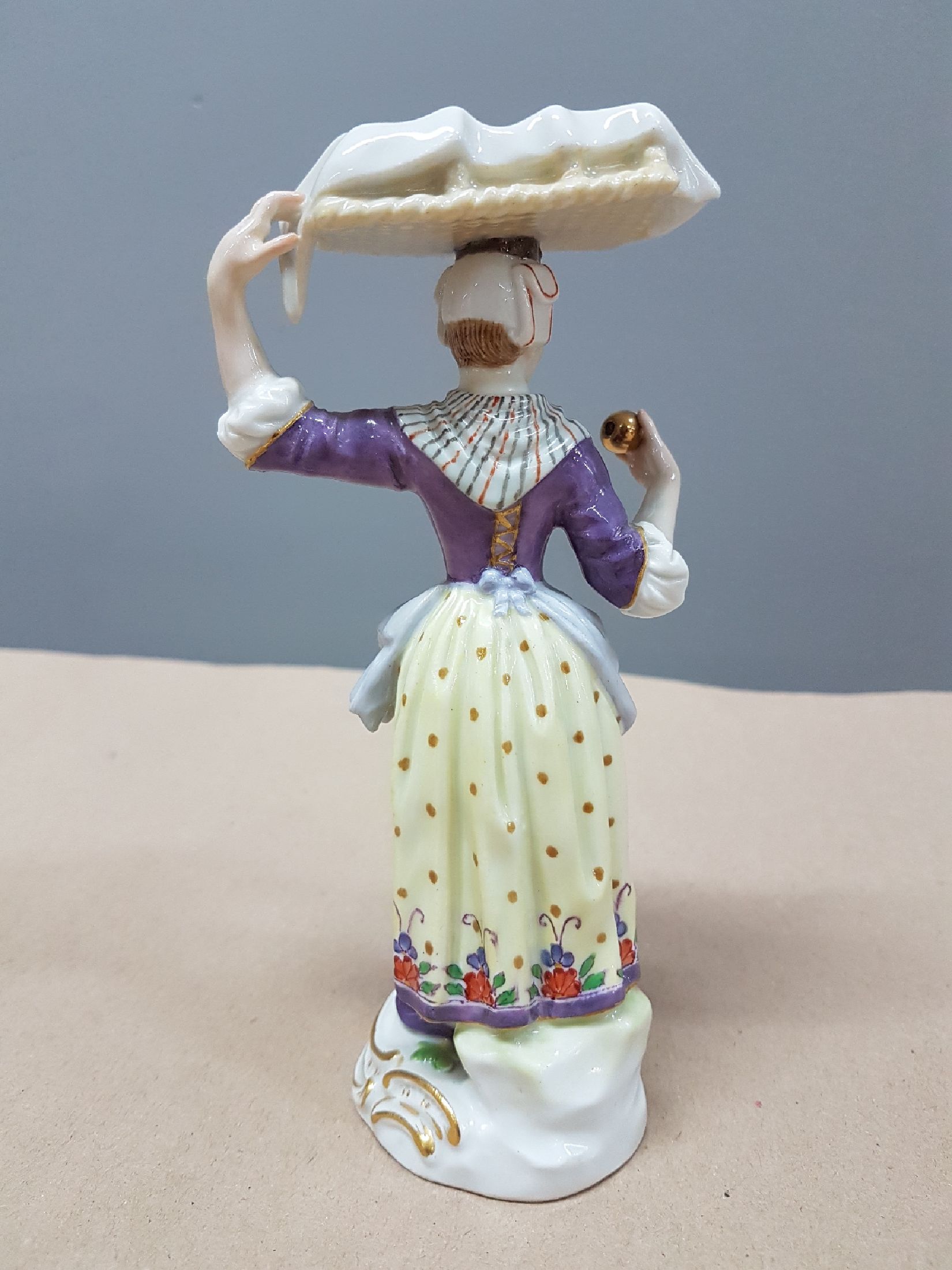 Detail c: Porzellanfigur, Meissen, Crie de Paris, vor 1924, feine polychrome Bemalung, Modellnr. 12., Goldstaffage, fachgerecht l. rest., H. ca. 14.5 cm
