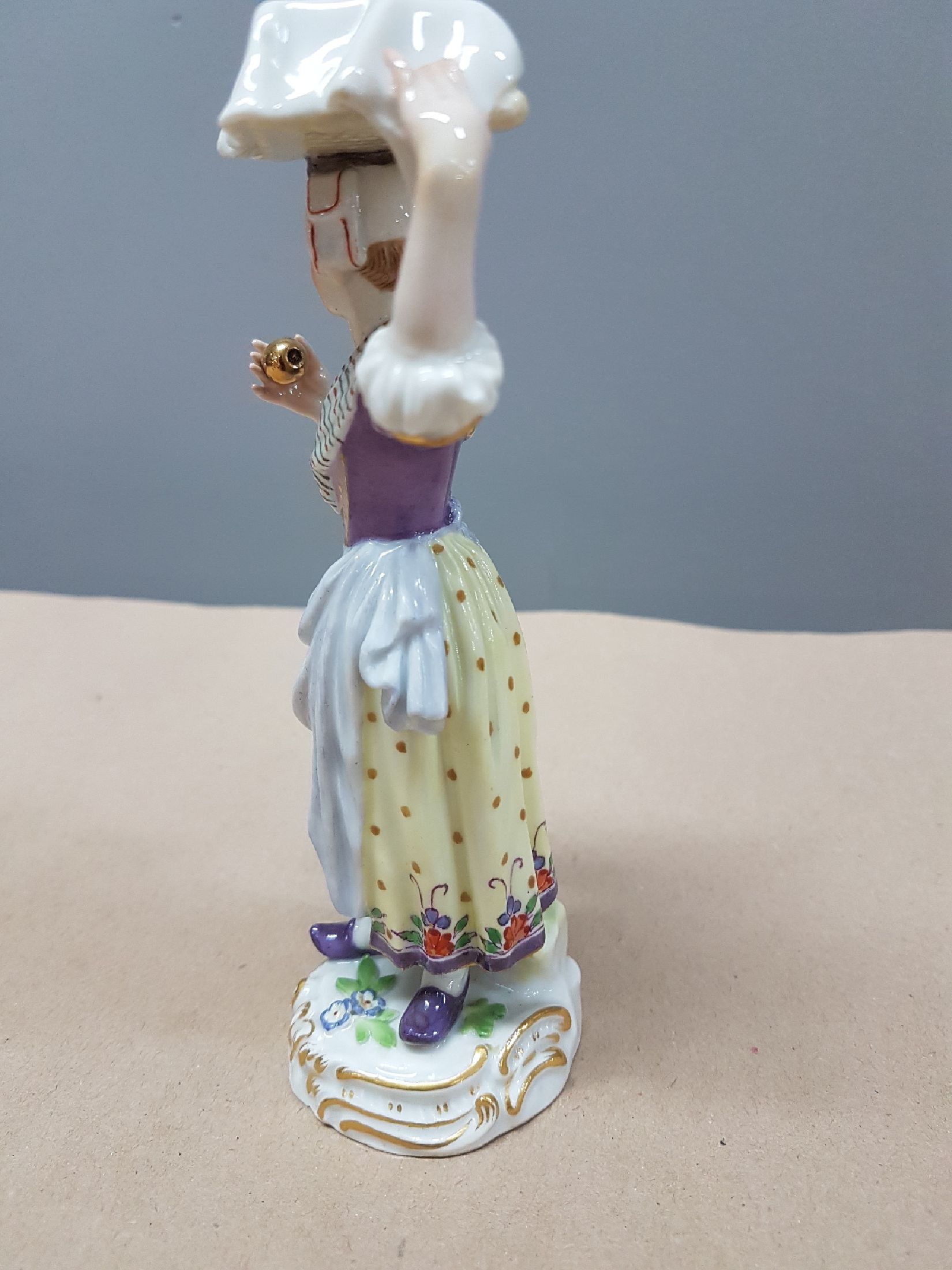 Detail d: Porzellanfigur, Meissen, Crie de Paris, vor 1924, feine polychrome Bemalung, Modellnr. 12., Goldstaffage, fachgerecht l. rest., H. ca. 14.5 cm