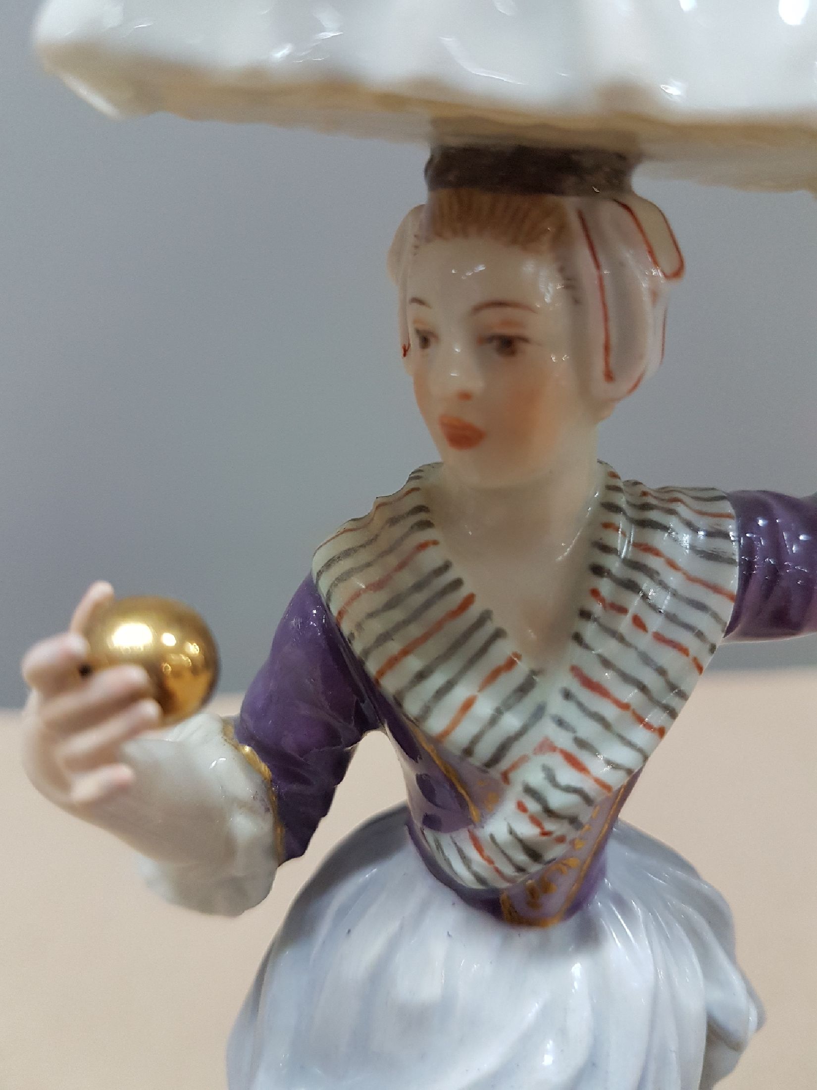 Detail e: Porzellanfigur, Meissen, Crie de Paris, vor 1924, feine polychrome Bemalung, Modellnr. 12., Goldstaffage, fachgerecht l. rest., H. ca. 14.5 cm