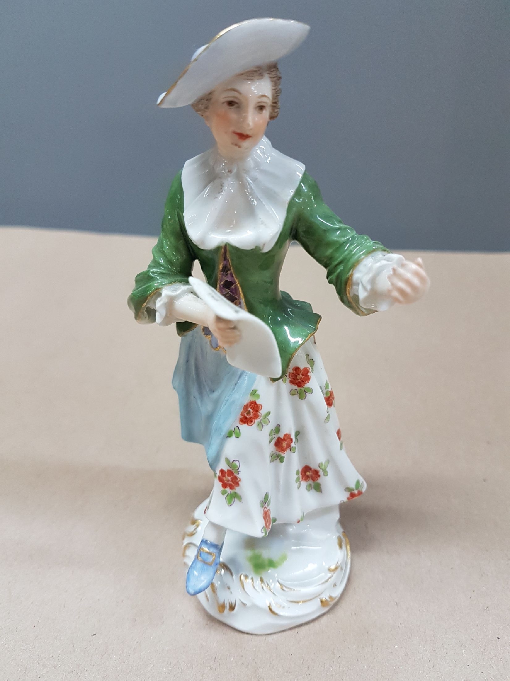 Detail a: Porzellanfigur, Meissen, Entwurf Johann Elias Meyer, vor 1924, Sängerin aus der galanten Kapelle, polychrom bemalt, Goldstaffage, H. ca. 14 cm