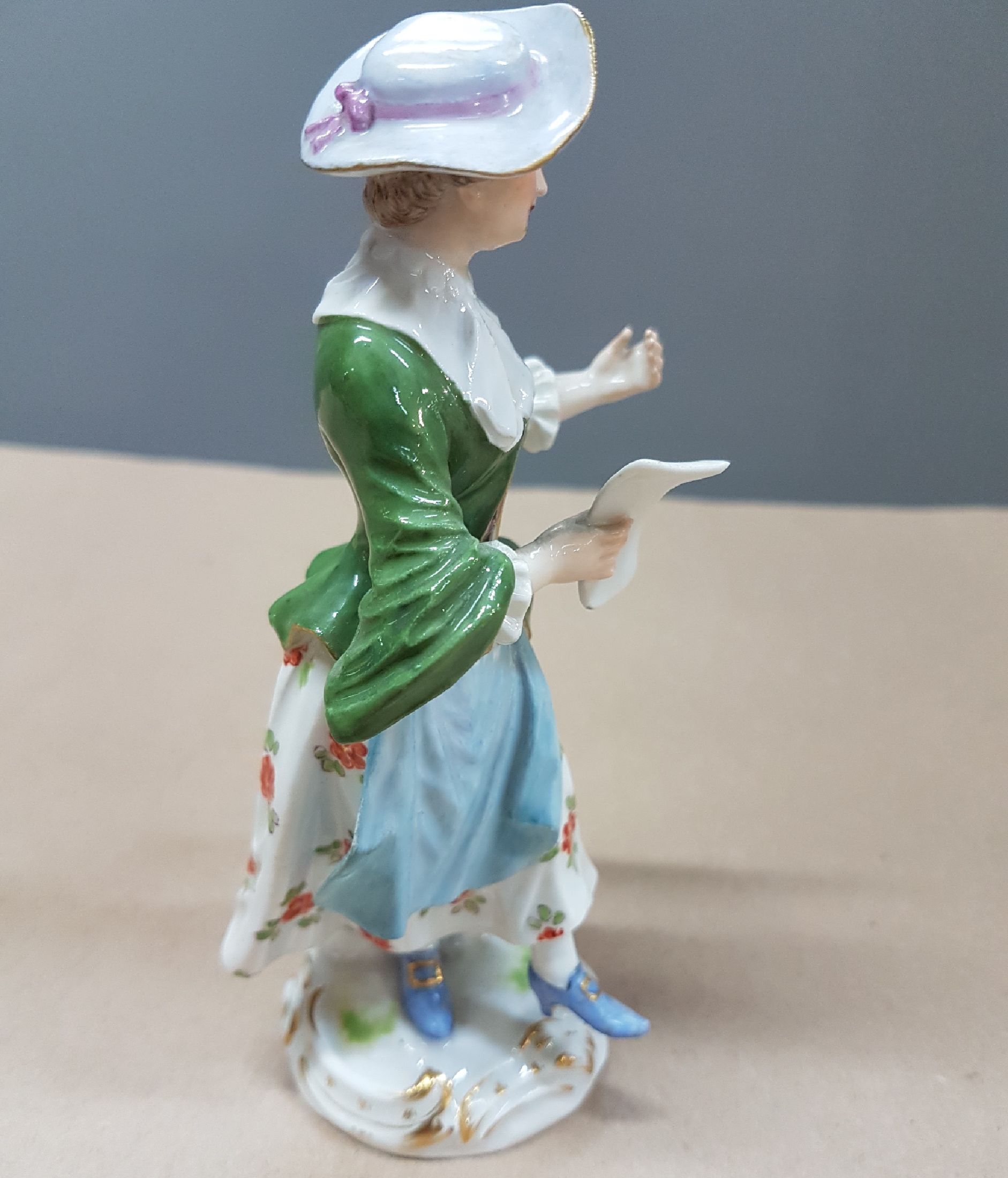 Detail b: Porzellanfigur, Meissen, Entwurf Johann Elias Meyer, vor 1924, Sängerin aus der galanten Kapelle, polychrom bemalt, Goldstaffage, H. ca. 14 cm