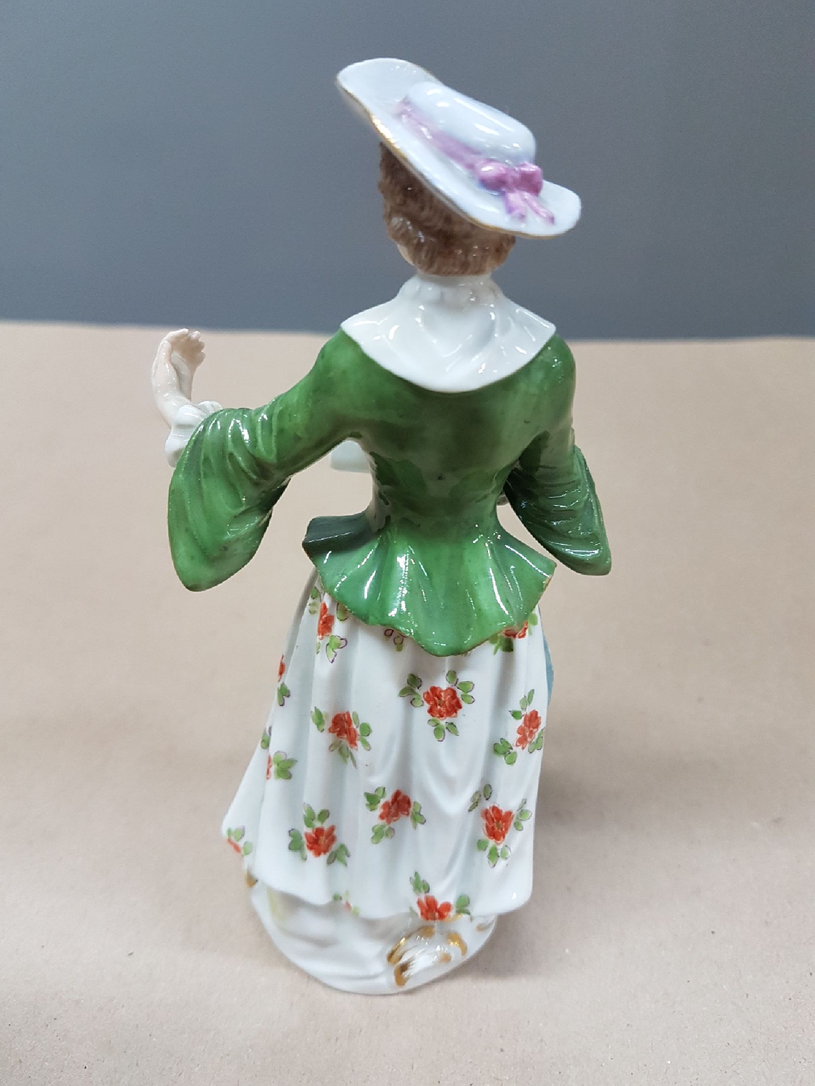 Detail c: Porzellanfigur, Meissen, Entwurf Johann Elias Meyer, vor 1924, Sängerin aus der galanten Kapelle, polychrom bemalt, Goldstaffage, H. ca. 14 cm