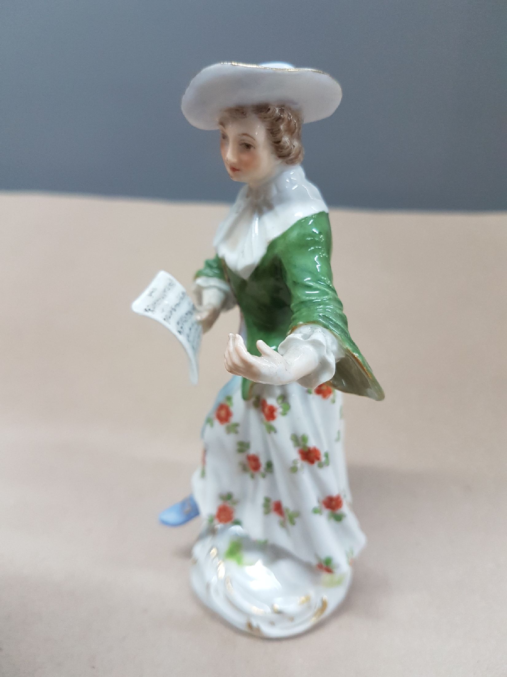 Detail d: Porzellanfigur, Meissen, Entwurf Johann Elias Meyer, vor 1924, Sängerin aus der galanten Kapelle, polychrom bemalt, Goldstaffage, H. ca. 14 cm
