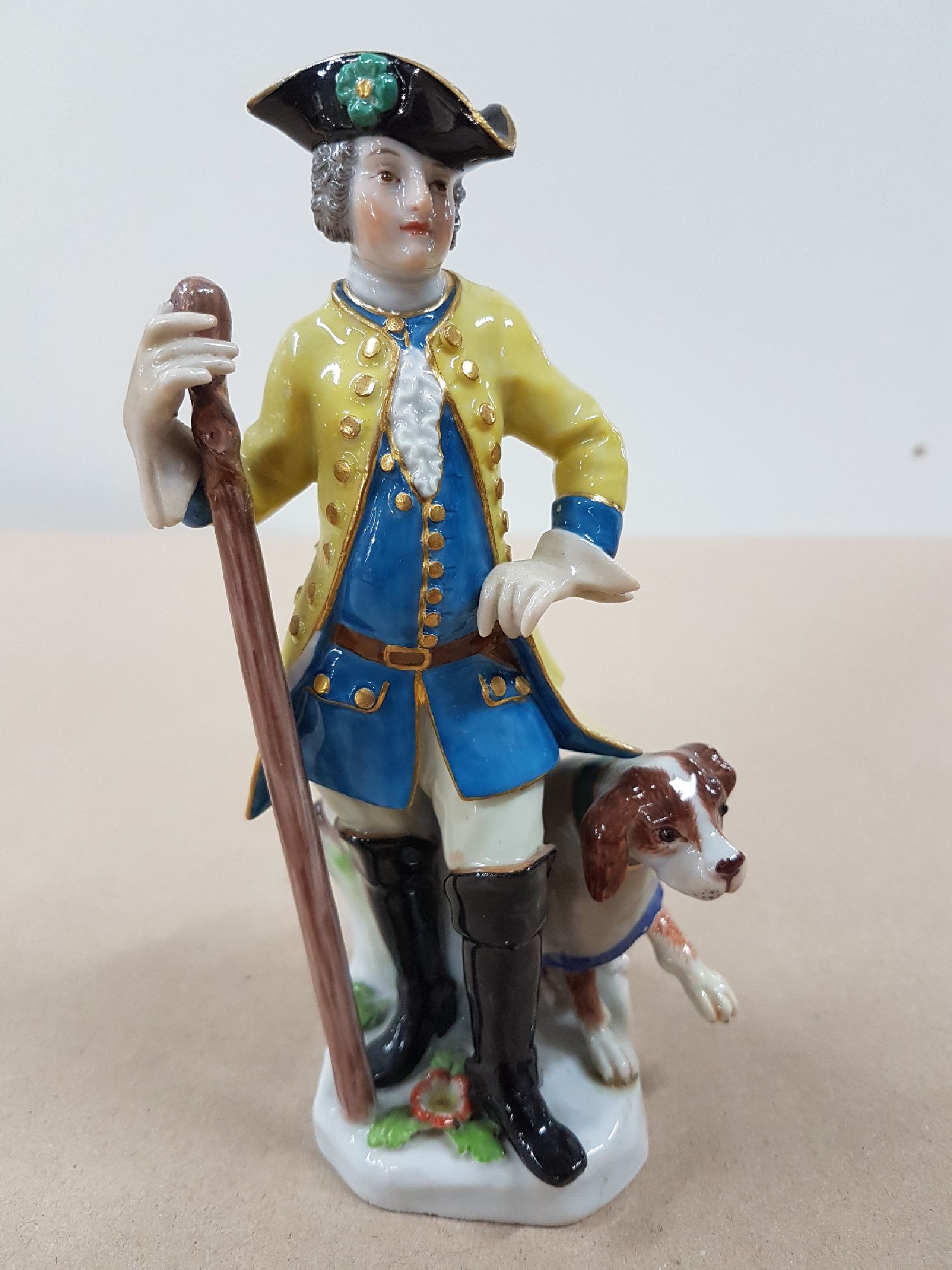Detail a: Porzellanfigur, Meissen, vor 1924, Jäger mit Hund, polychrom bemalt, Goldstaffage, rest., H. ca. 14.5 cm, min. best.