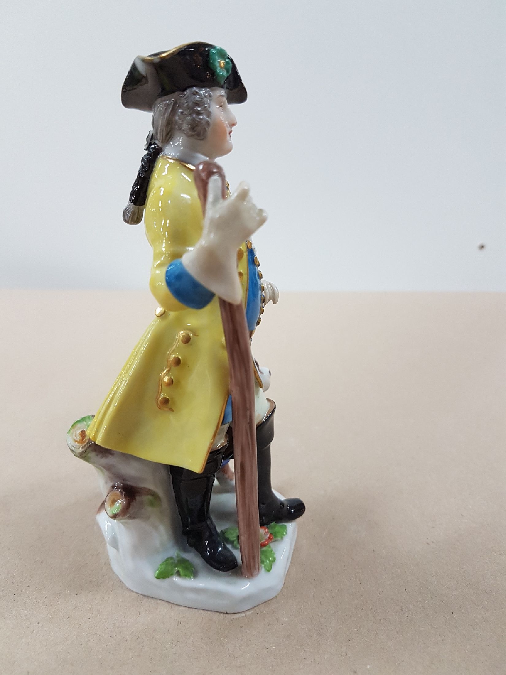 Detail b: Porzellanfigur, Meissen, vor 1924, Jäger mit Hund, polychrom bemalt, Goldstaffage, rest., H. ca. 14.5 cm, min. best.