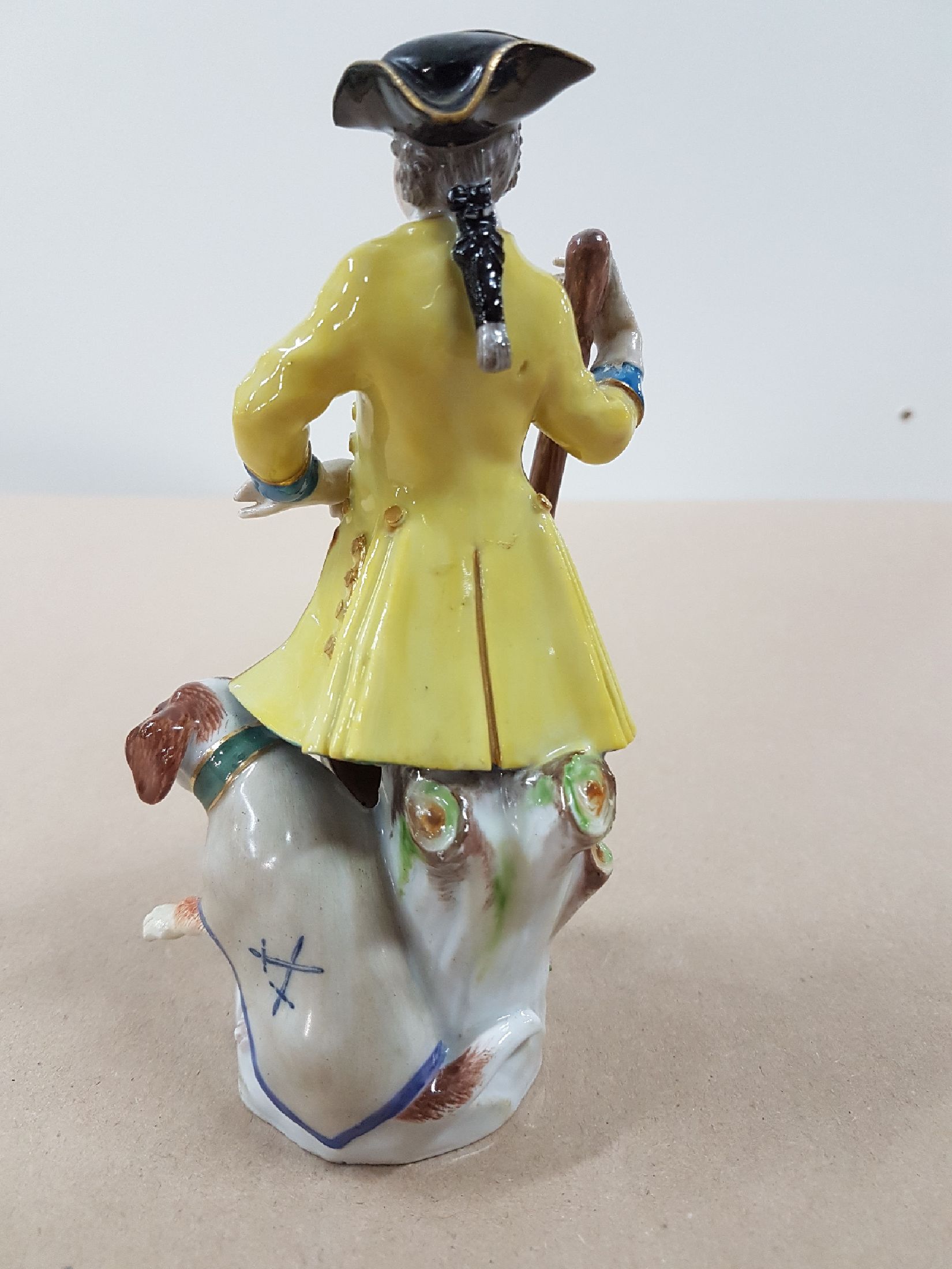 Detail c: Porzellanfigur, Meissen, vor 1924, Jäger mit Hund, polychrom bemalt, Goldstaffage, rest., H. ca. 14.5 cm, min. best.