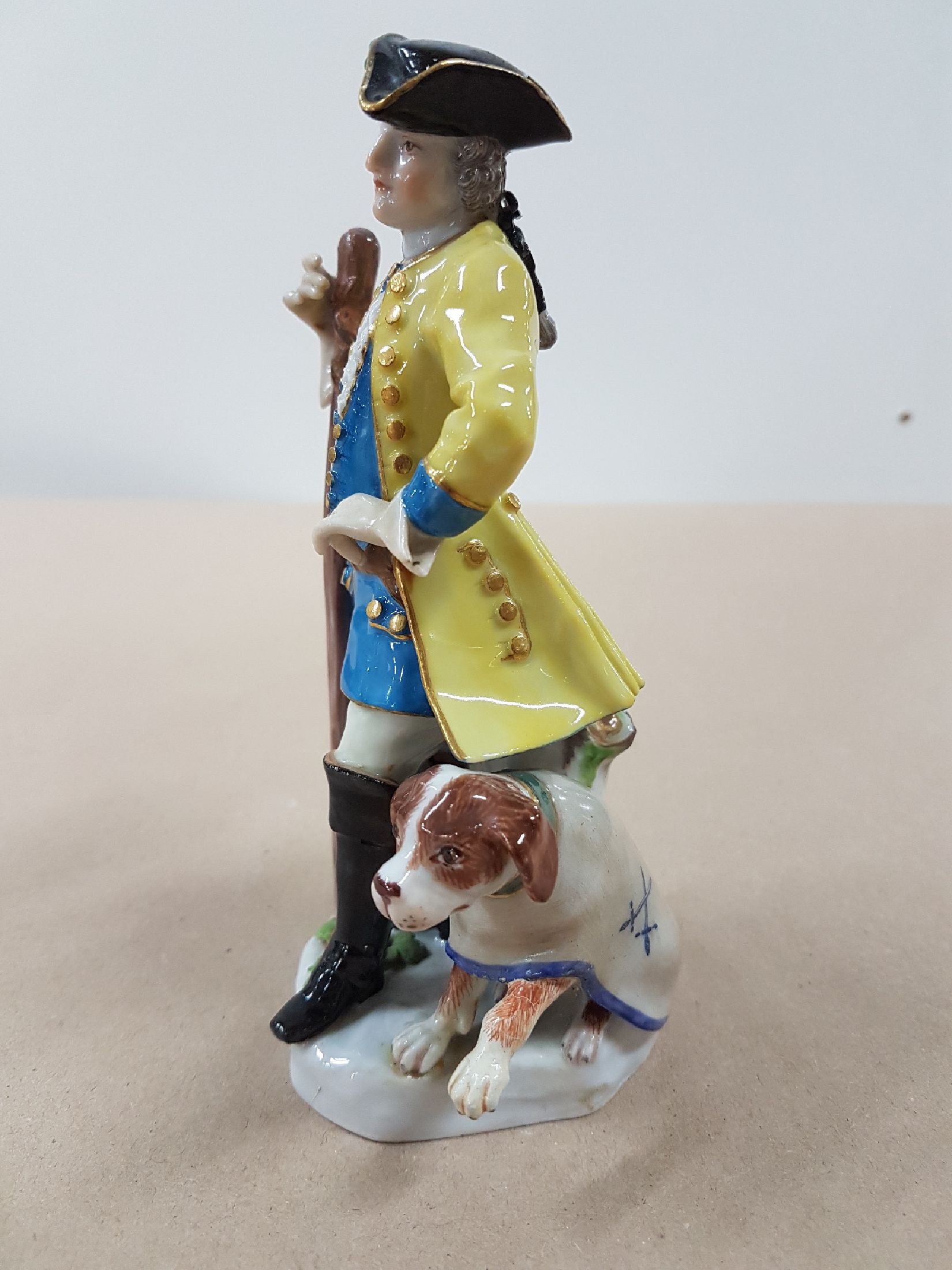 Detail d: Porzellanfigur, Meissen, vor 1924, Jäger mit Hund, polychrom bemalt, Goldstaffage, rest., H. ca. 14.5 cm, min. best.