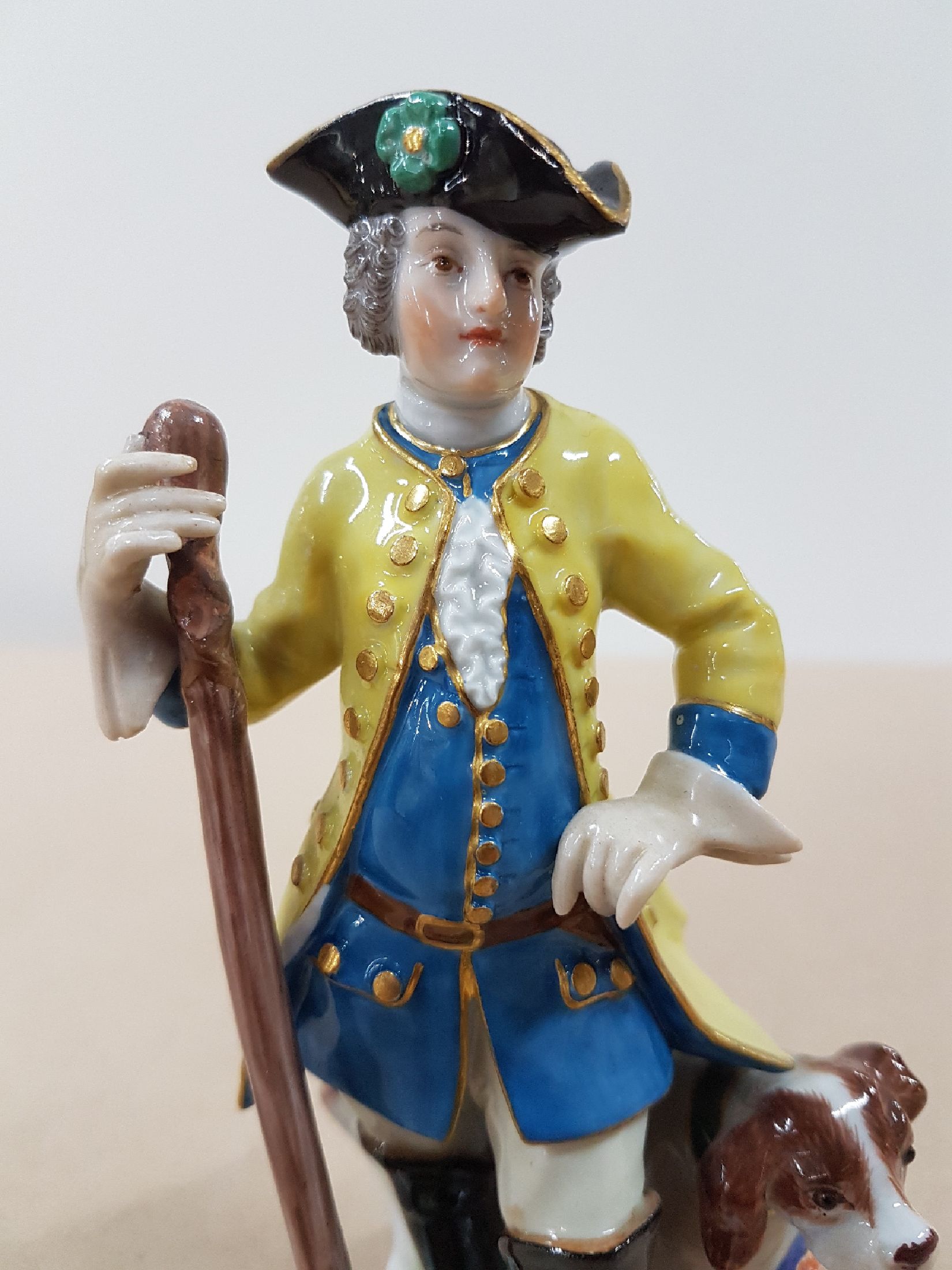 Detail e: Porzellanfigur, Meissen, vor 1924, Jäger mit Hund, polychrom bemalt, Goldstaffage, rest., H. ca. 14.5 cm, min. best.