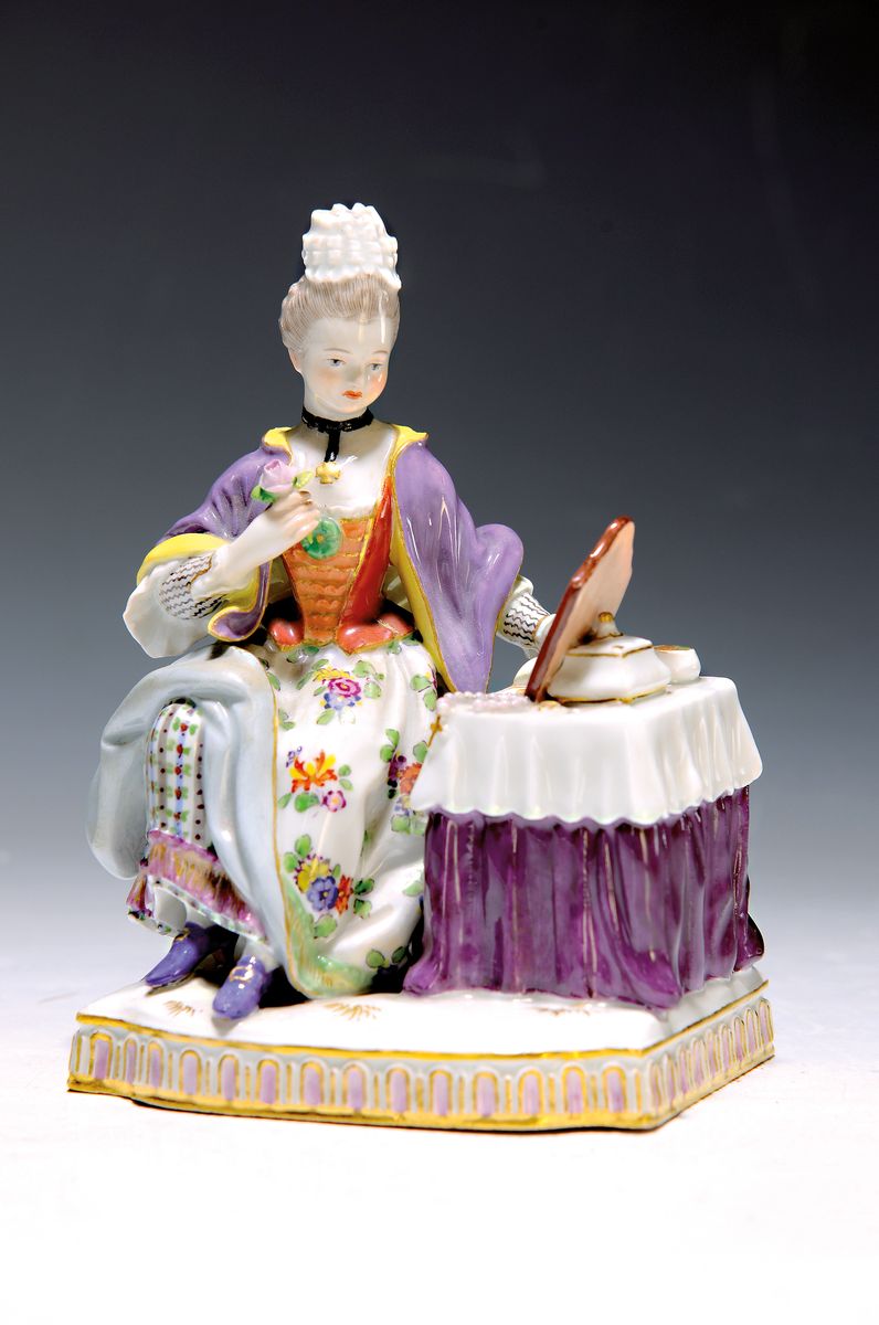 Porzellanfigur, Meissen, 30/40er Jahre, Allegorie auf die fünf Sinne, "Das Gesicht", junge Frau vor dem Frisierspiegel sitzend, bunt ...