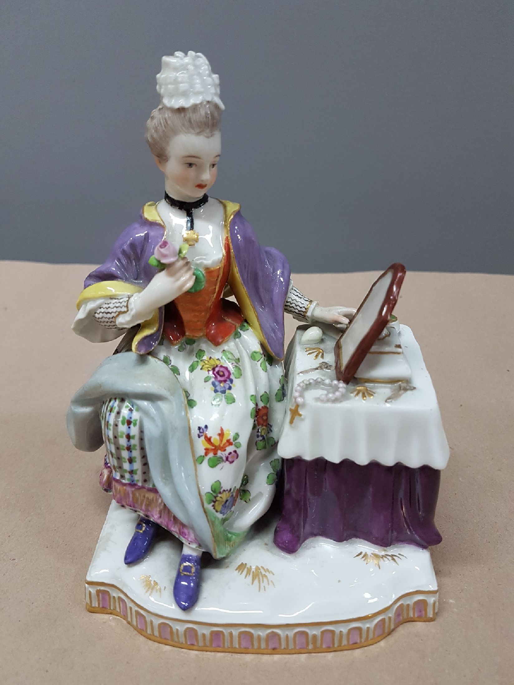 Detail a: Porzellanfigur, Meissen, 30/40er Jahre, Allegorie auf die fünf Sinne, "Das Gesicht", junge Frau vor dem Frisierspiegel sitzend, bunt ...