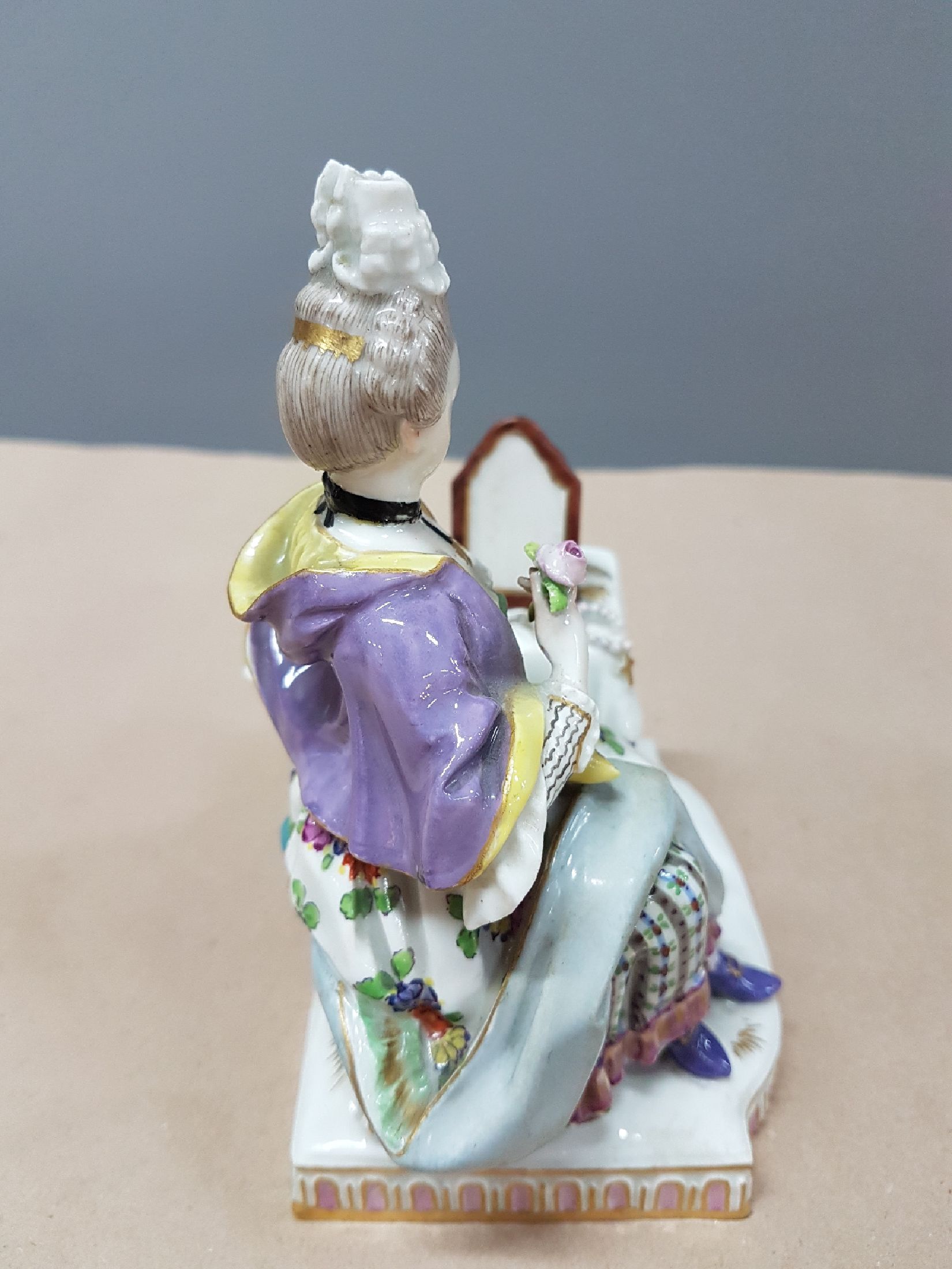 Detail b: Porzellanfigur, Meissen, 30/40er Jahre, Allegorie auf die fünf Sinne, "Das Gesicht", junge Frau vor dem Frisierspiegel sitzend, bunt ...