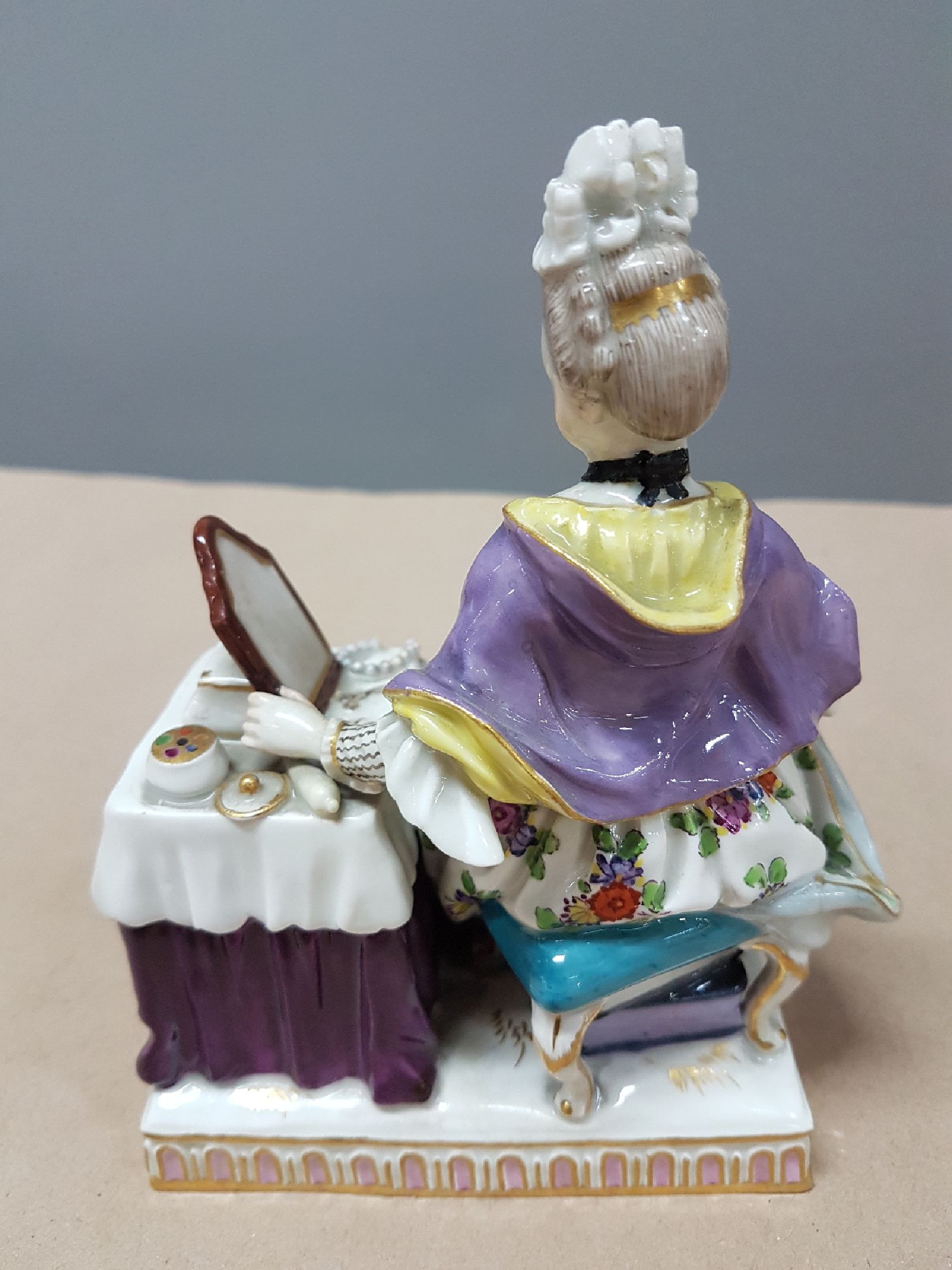 Detail c: Porzellanfigur, Meissen, 30/40er Jahre, Allegorie auf die fünf Sinne, "Das Gesicht", junge Frau vor dem Frisierspiegel sitzend, bunt ...