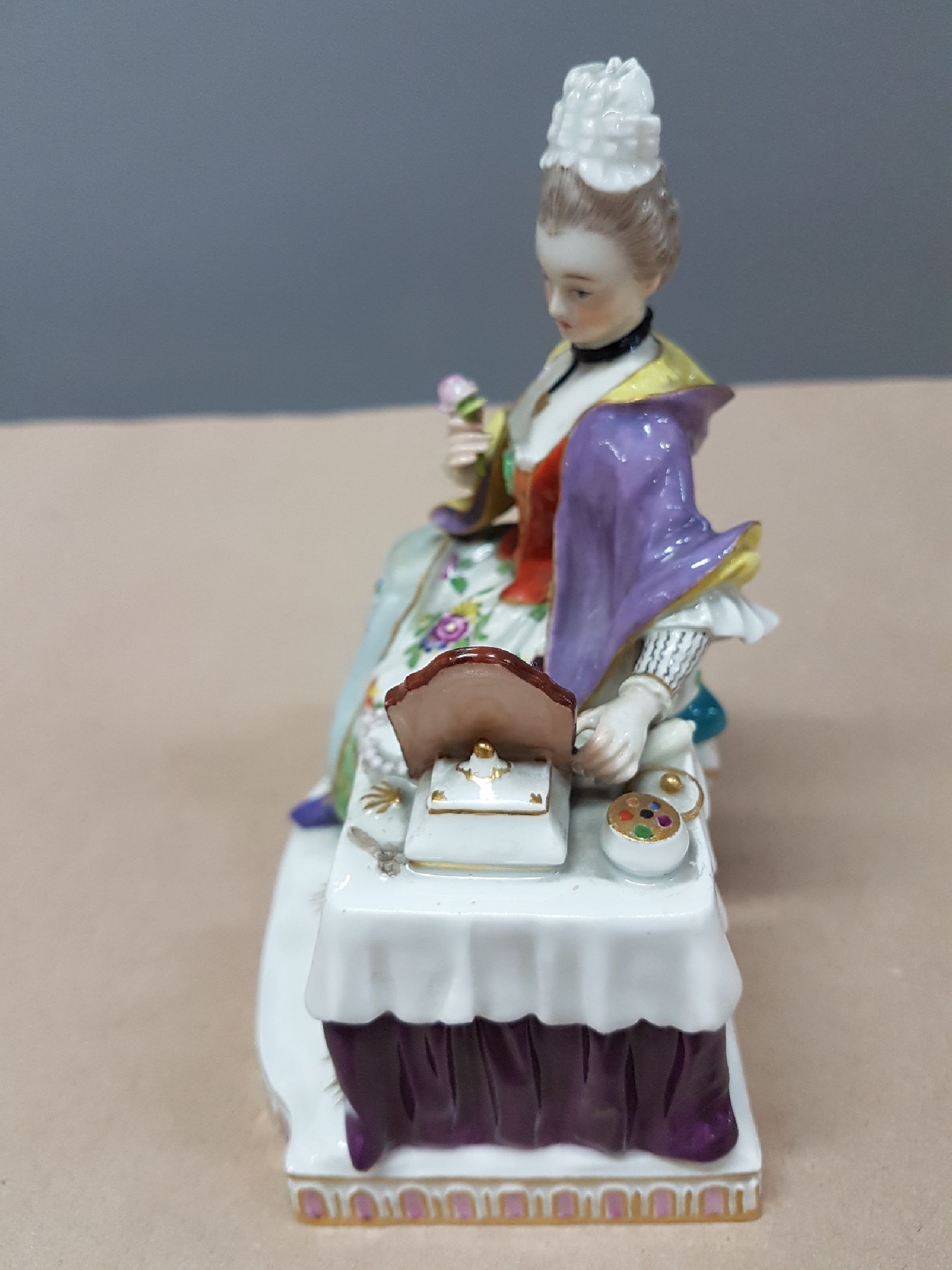 Detail d: Porzellanfigur, Meissen, 30/40er Jahre, Allegorie auf die fünf Sinne, "Das Gesicht", junge Frau vor dem Frisierspiegel sitzend, bunt ...