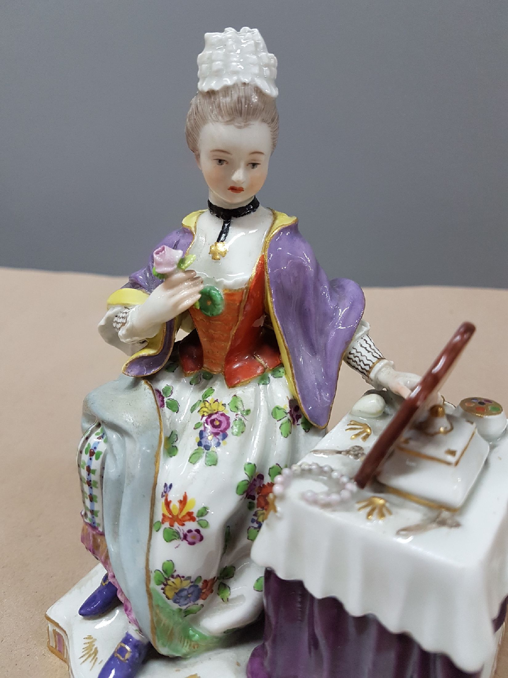 Detail e: Porzellanfigur, Meissen, 30/40er Jahre, Allegorie auf die fünf Sinne, "Das Gesicht", junge Frau vor dem Frisierspiegel sitzend, bunt ...
