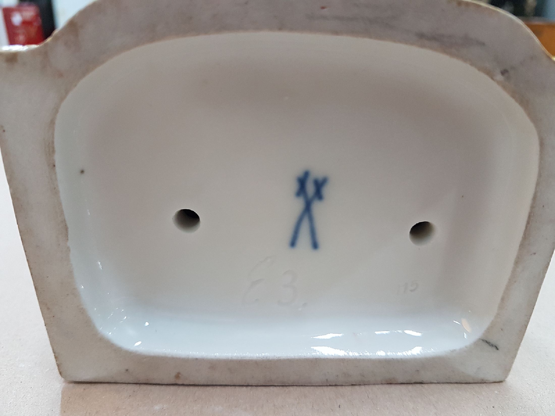 Detail f: Porzellanfigur, Meissen, 30/40er Jahre, Allegorie auf die fünf Sinne, "Das Gesicht", junge Frau vor dem Frisierspiegel sitzend, bunt ...
