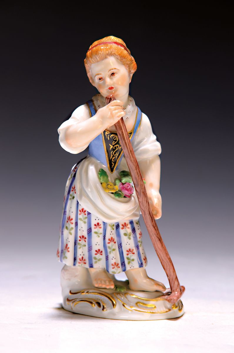 Porzellanfigur, Meissen, 20. Jh., Gärtnerin mit Rechen, Modellnr. 60353, bunt bemalt, Goldstaffage, ca. 13 cm