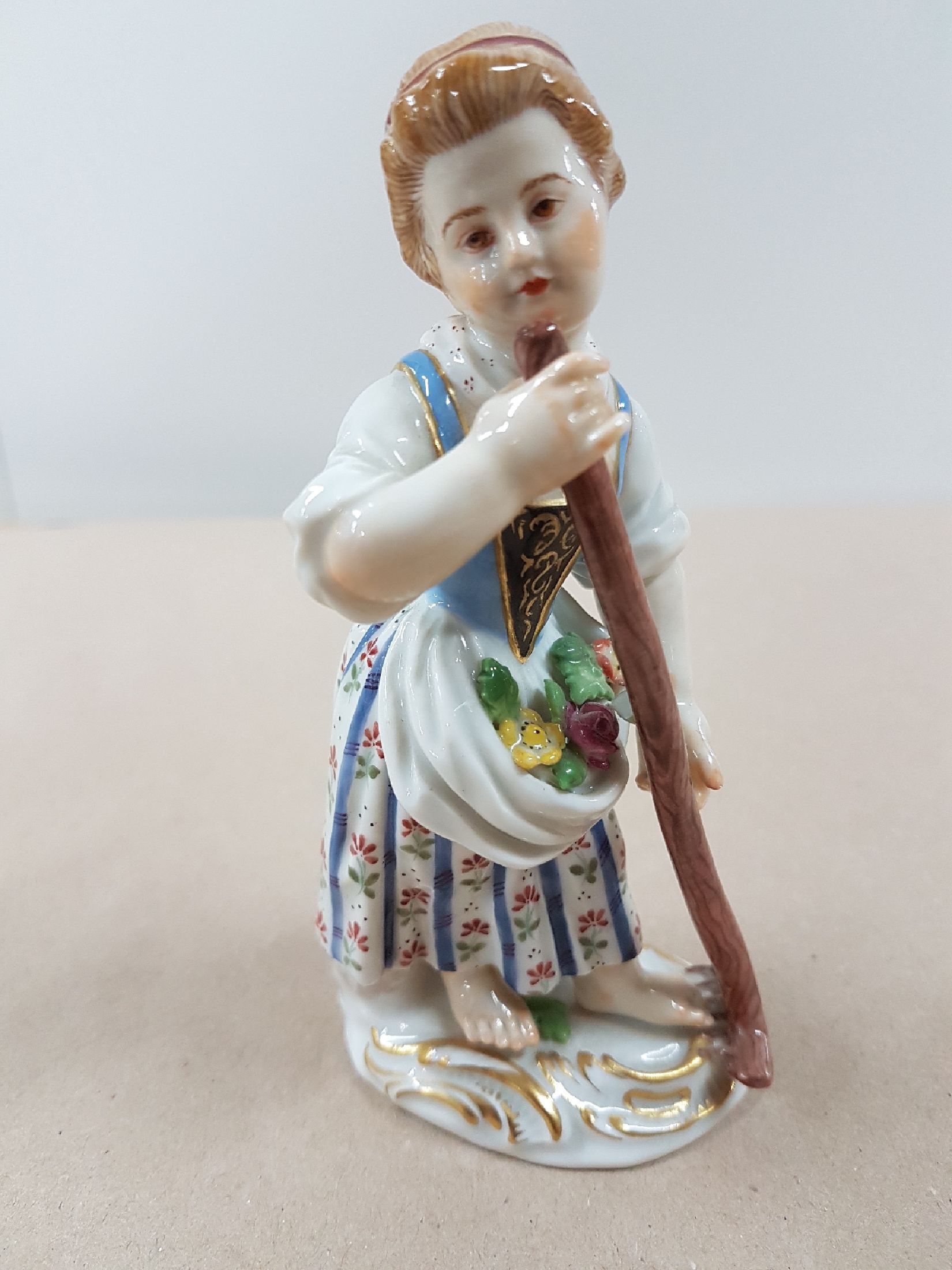 Detail a: Porzellanfigur, Meissen, 20. Jh., Gärtnerin mit Rechen, Modellnr. 60353, bunt bemalt, Goldstaffage, ca. 13 cm