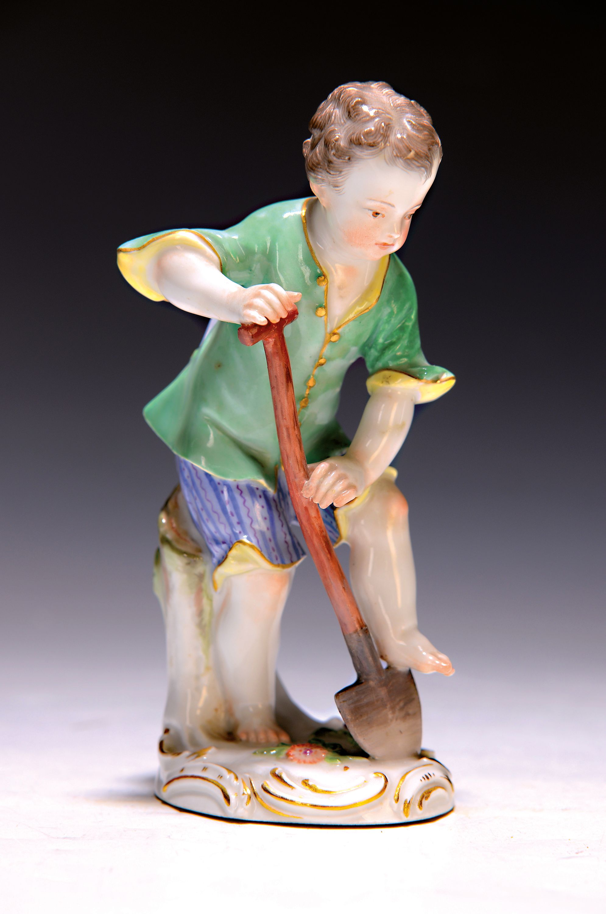 Porzellanfigur, Meissen, 20. Jh., Gärtner mit Spaten, polychrom bemalt, Goldstaffage, H. ca. 14 cm