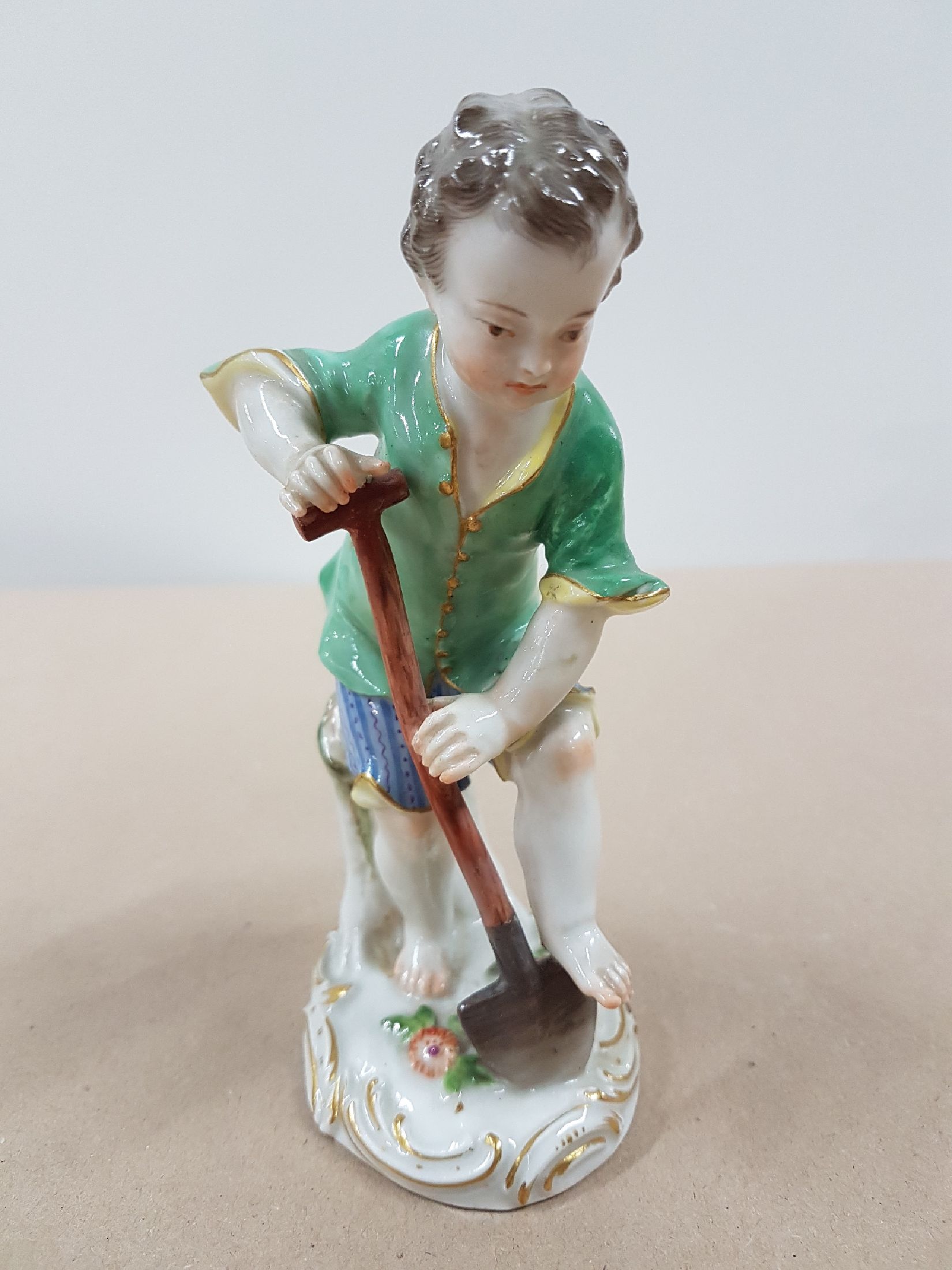 Detail a: Porzellanfigur, Meissen, 20. Jh., Gärtner mit Spaten, polychrom bemalt, Goldstaffage, H. ca. 14 cm