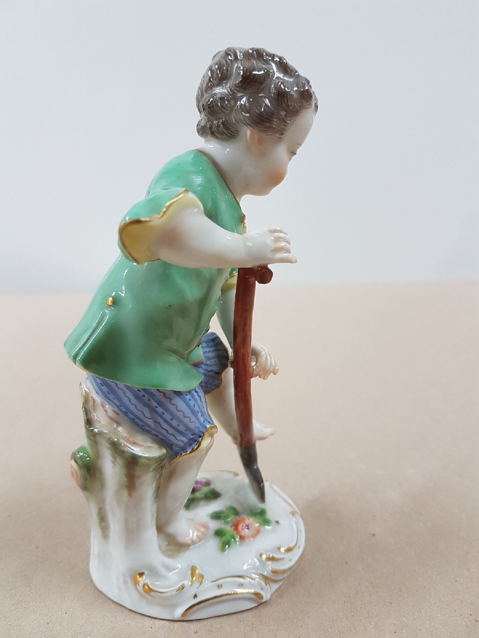 Detail b: Porzellanfigur, Meissen, 20. Jh., Gärtner mit Spaten, polychrom bemalt, Goldstaffage, H. ca. 14 cm