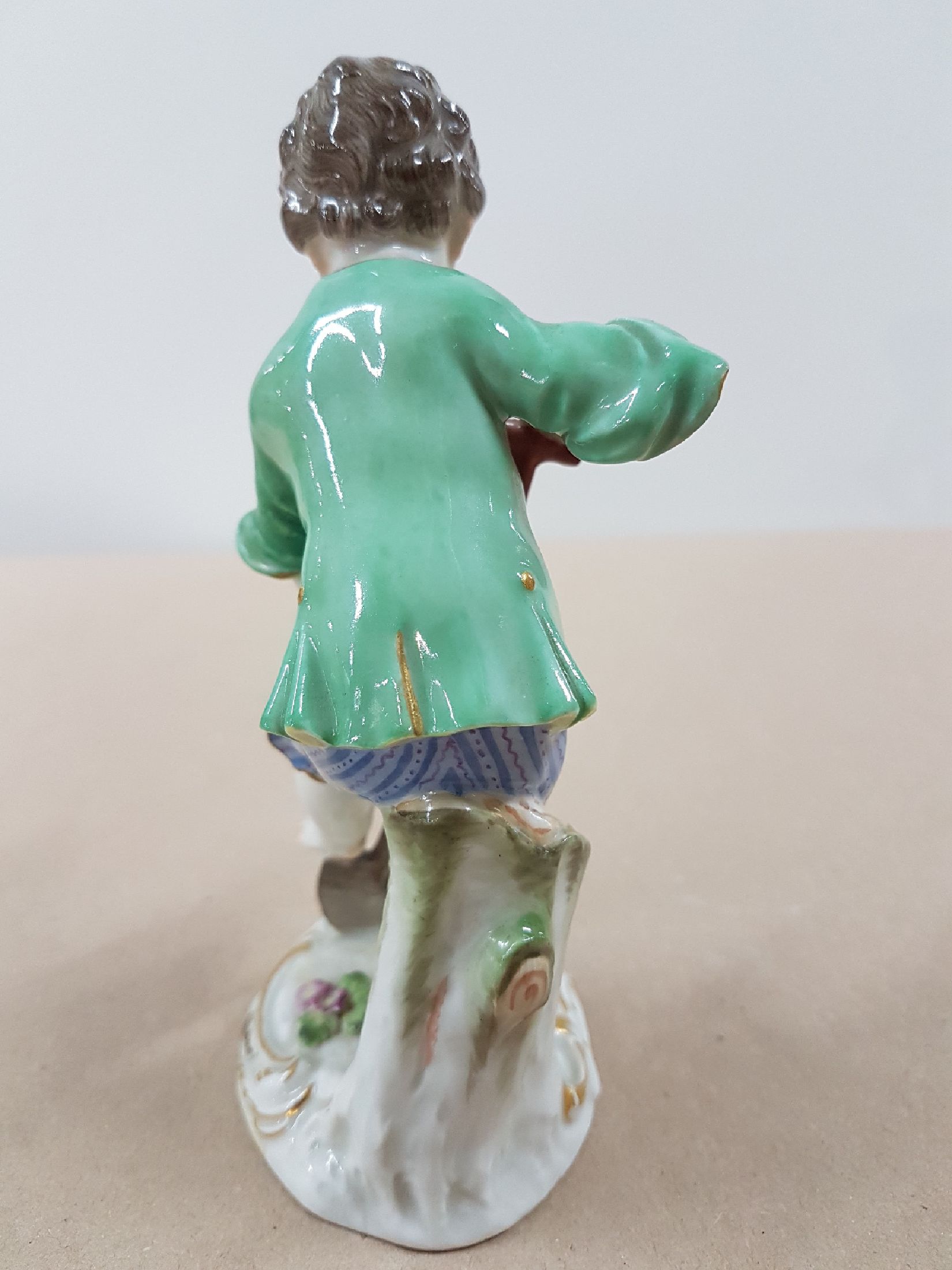 Detail c: Porzellanfigur, Meissen, 20. Jh., Gärtner mit Spaten, polychrom bemalt, Goldstaffage, H. ca. 14 cm