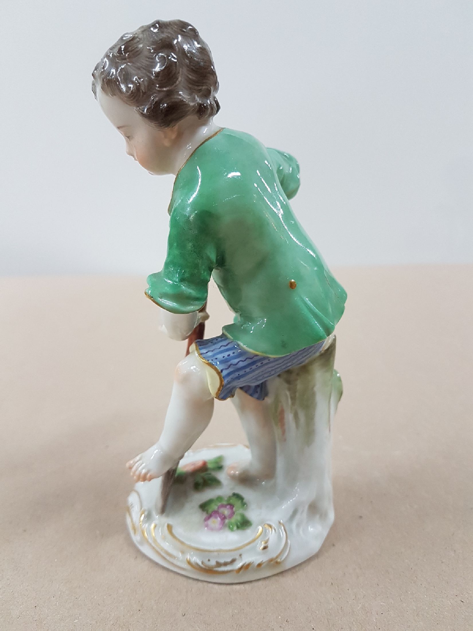Detail d: Porzellanfigur, Meissen, 20. Jh., Gärtner mit Spaten, polychrom bemalt, Goldstaffage, H. ca. 14 cm