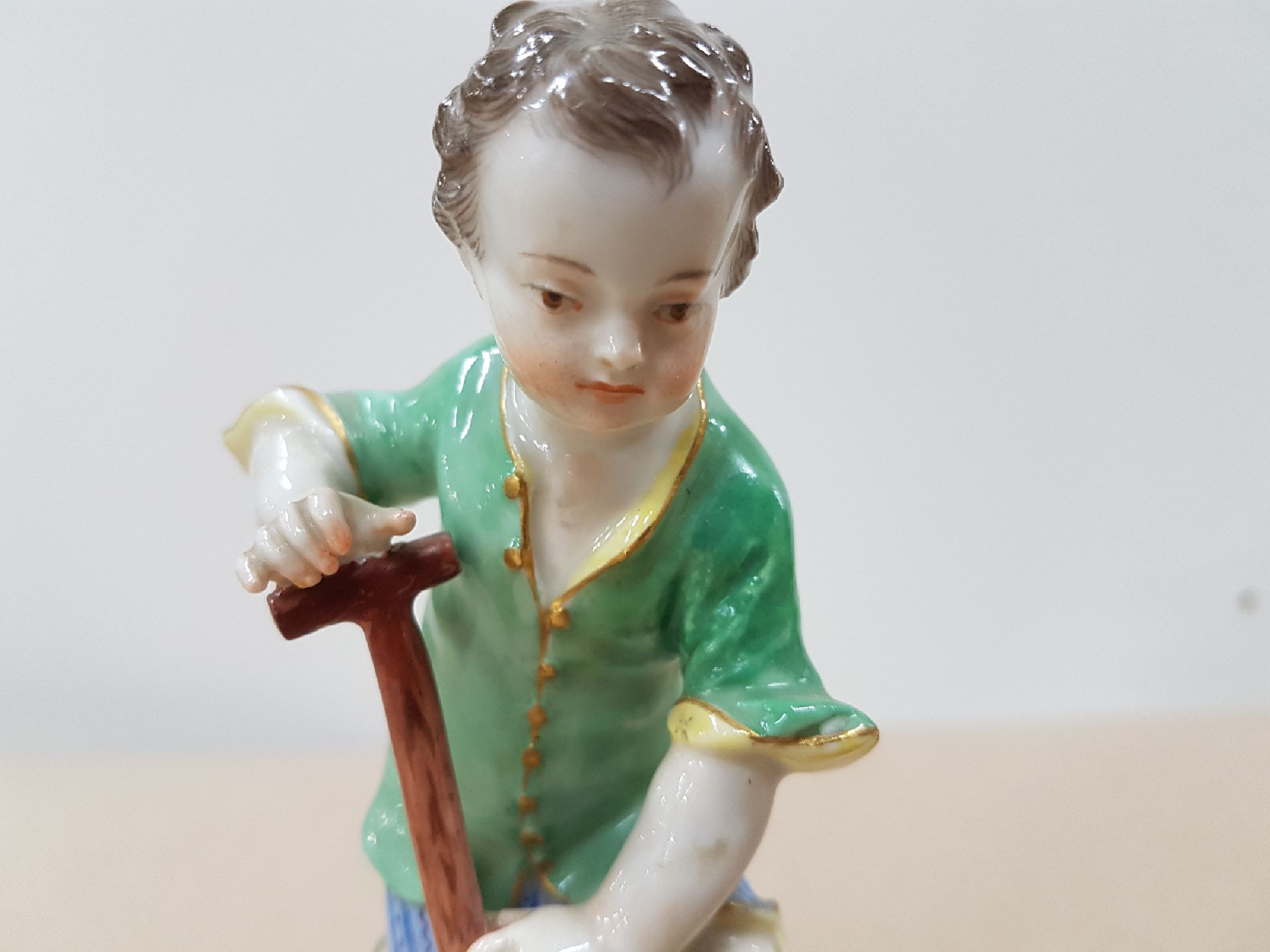 Detail e: Porzellanfigur, Meissen, 20. Jh., Gärtner mit Spaten, polychrom bemalt, Goldstaffage, H. ca. 14 cm