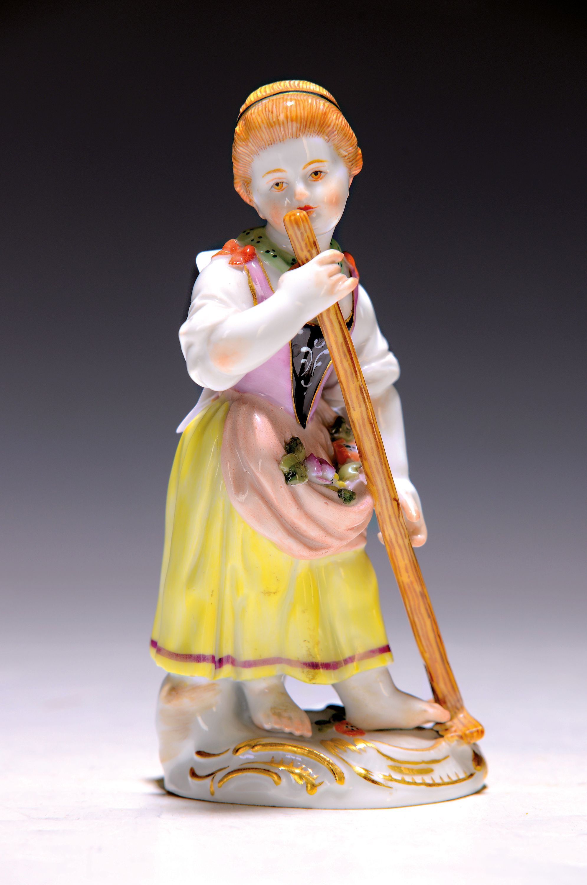 Porzellanfigur, Meissen, wohl 60er Jahre, Gärtnerin mit Rechen, polychrom bemalt, Goldstaffage, H. 12.5 cm