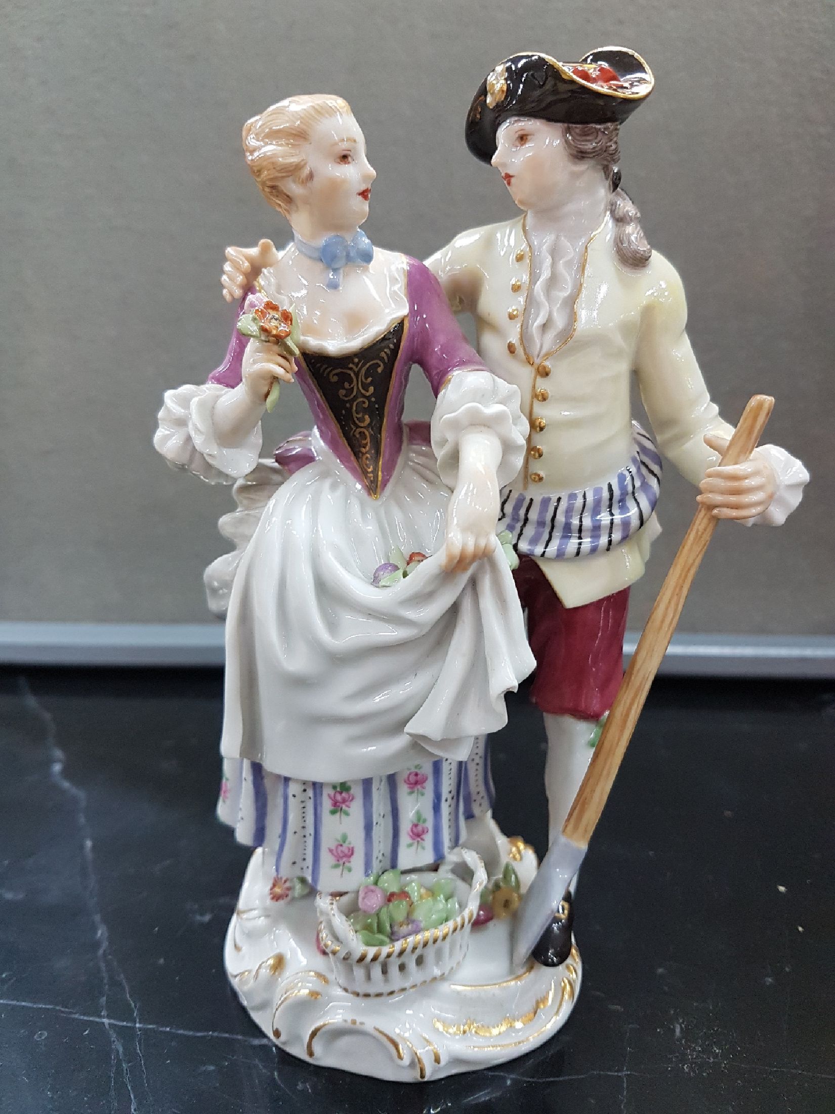 Detail a: Porzellangruppe, Meissen, 20. Jh., 2. Wahl, Allegorie auf dem Frühling, Gärtnerpaar, Entwurf J.J. Kaendler, bunt bemalt, Goldstaffage, Modellnr. ...