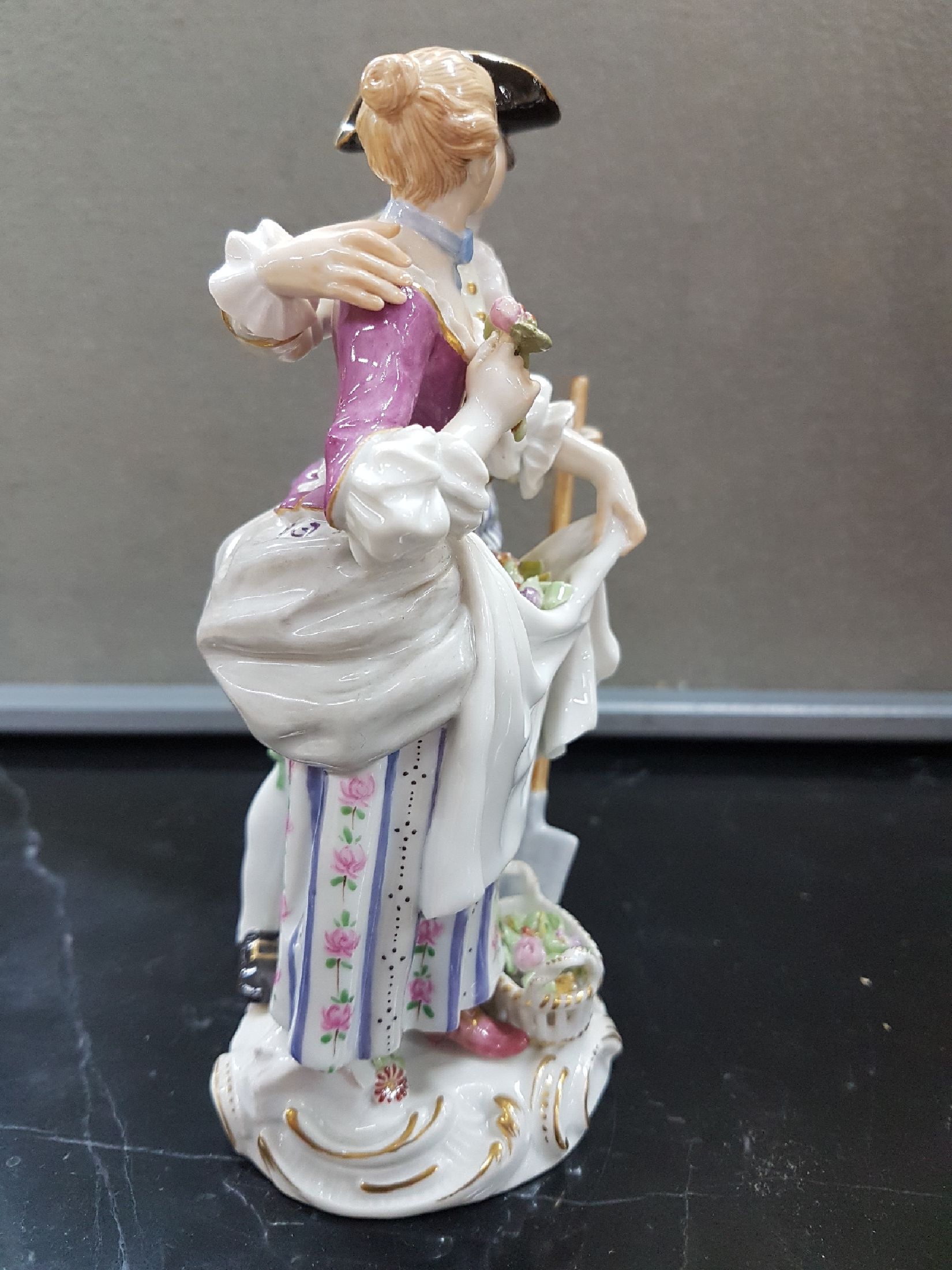 Detail b: Porzellangruppe, Meissen, 20. Jh., 2. Wahl, Allegorie auf dem Frühling, Gärtnerpaar, Entwurf J.J. Kaendler, bunt bemalt, Goldstaffage, Modellnr. ...