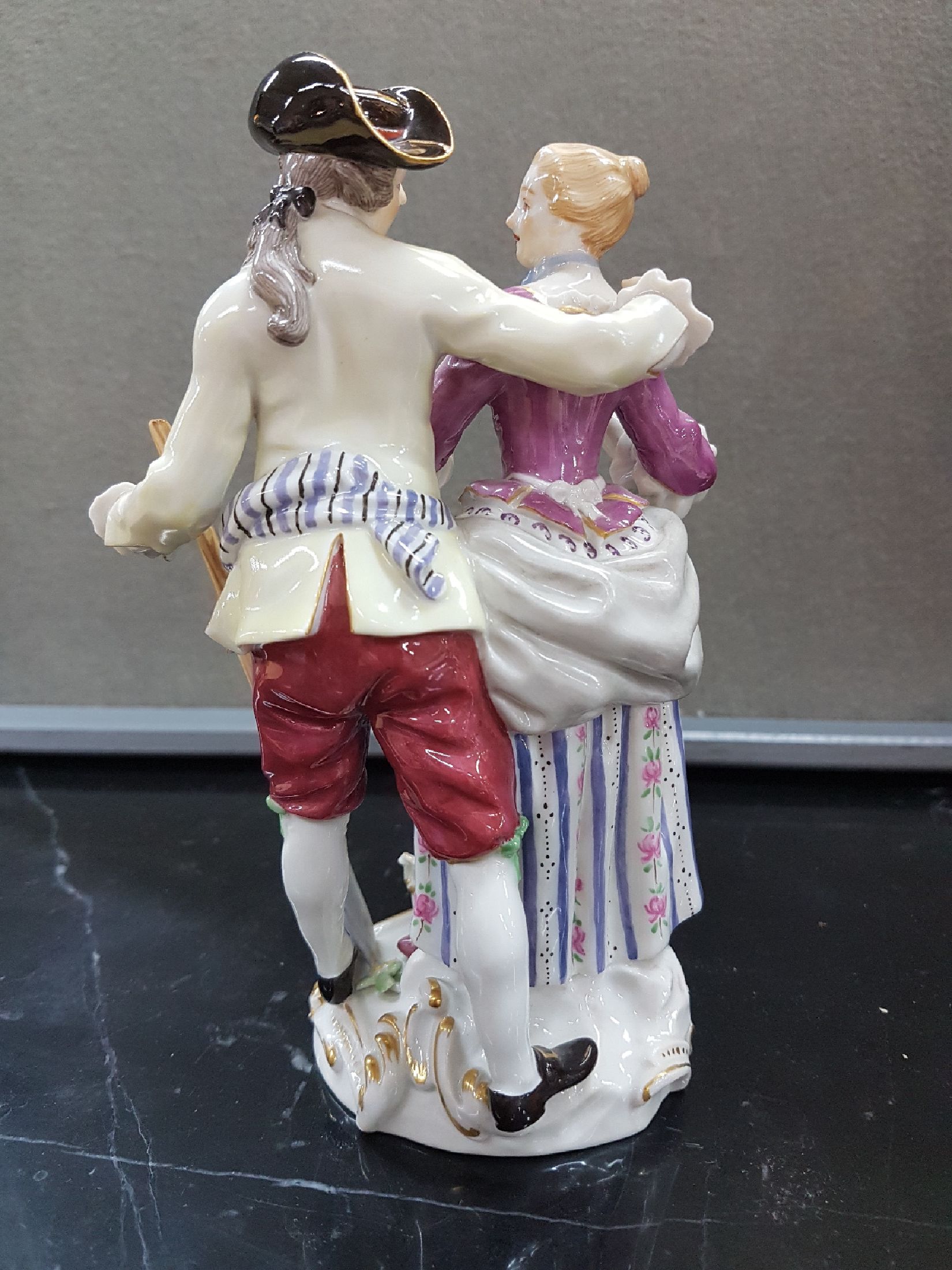 Detail c: Porzellangruppe, Meissen, 20. Jh., 2. Wahl, Allegorie auf dem Frühling, Gärtnerpaar, Entwurf J.J. Kaendler, bunt bemalt, Goldstaffage, Modellnr. ...