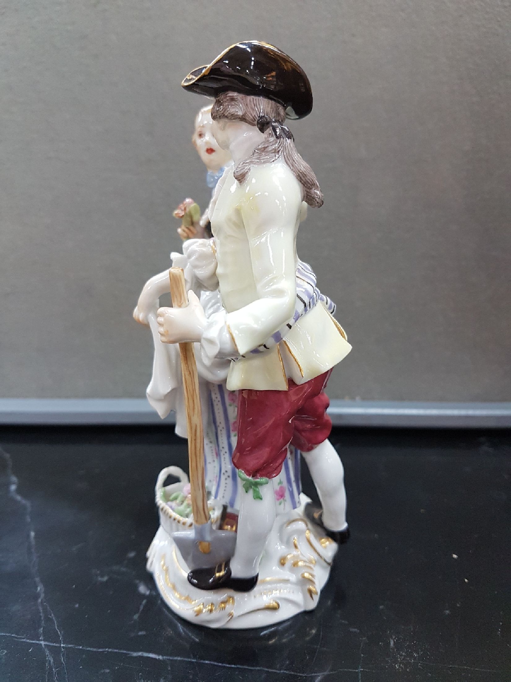Detail d: Porzellangruppe, Meissen, 20. Jh., 2. Wahl, Allegorie auf dem Frühling, Gärtnerpaar, Entwurf J.J. Kaendler, bunt bemalt, Goldstaffage, Modellnr. ...