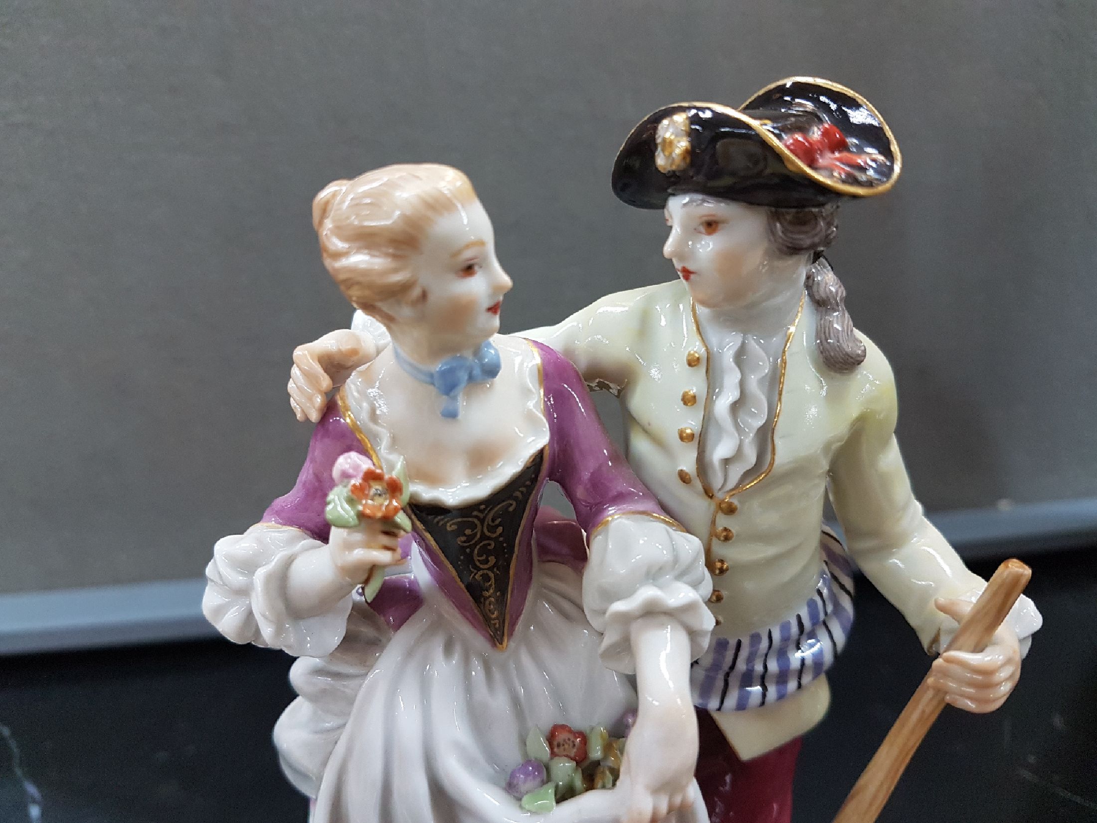 Detail e: Porzellangruppe, Meissen, 20. Jh., 2. Wahl, Allegorie auf dem Frühling, Gärtnerpaar, Entwurf J.J. Kaendler, bunt bemalt, Goldstaffage, Modellnr. ...
