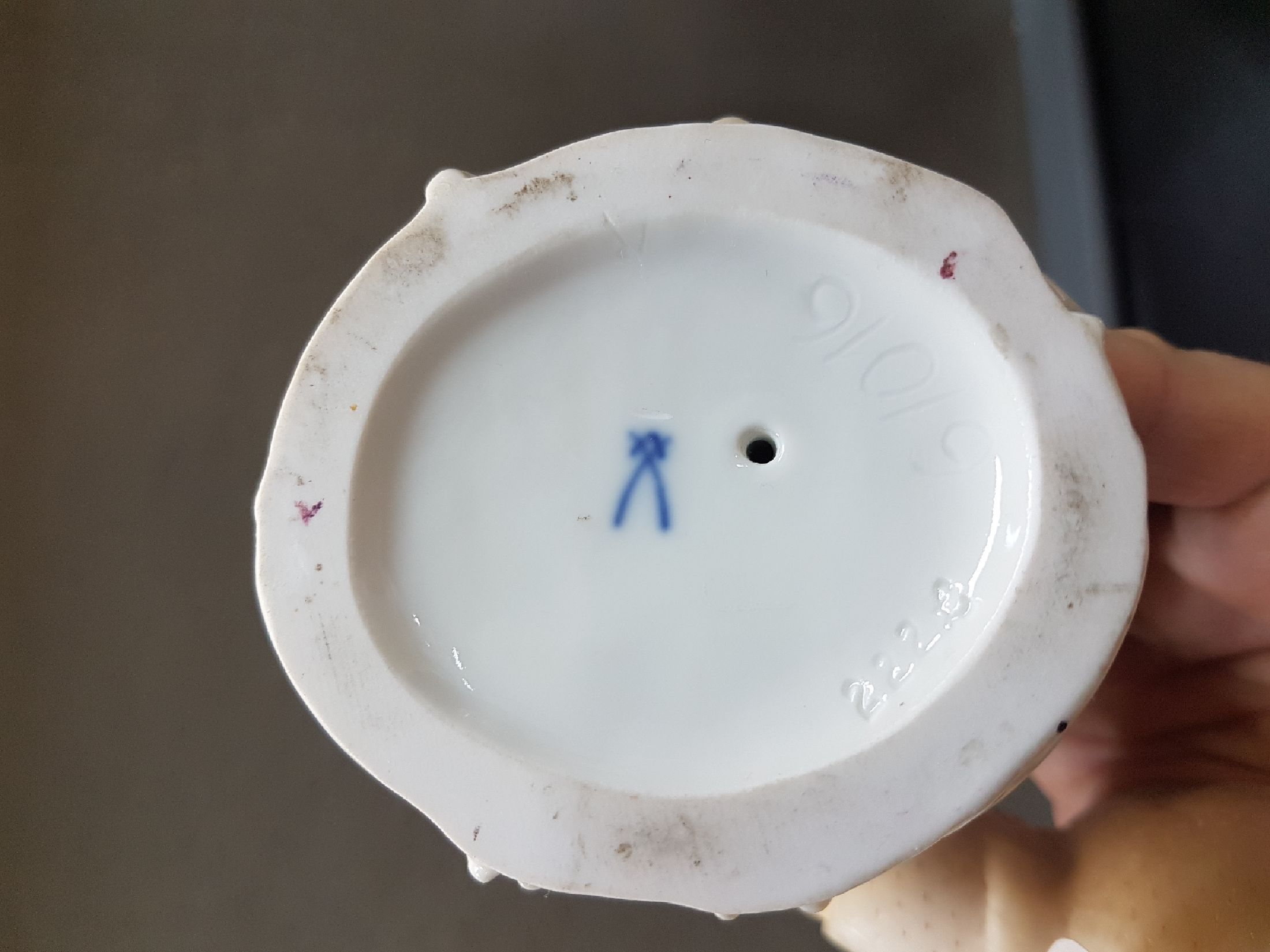 Detail f: Porzellangruppe, Meissen, 20. Jh., 2. Wahl, Allegorie auf dem Frühling, Gärtnerpaar, Entwurf J.J. Kaendler, bunt bemalt, Goldstaffage, Modellnr. ...